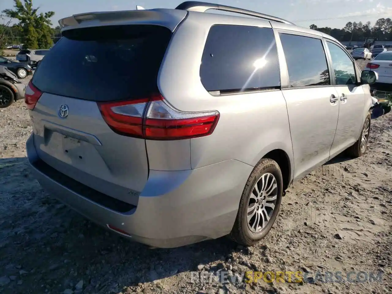 4 Photograph of a damaged car 5TDYZ3DC1KS019185 TOYOTA SIENNA 2019