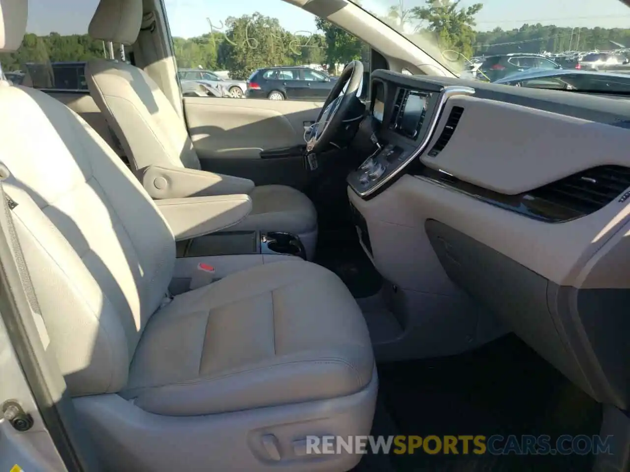 5 Photograph of a damaged car 5TDYZ3DC1KS019185 TOYOTA SIENNA 2019