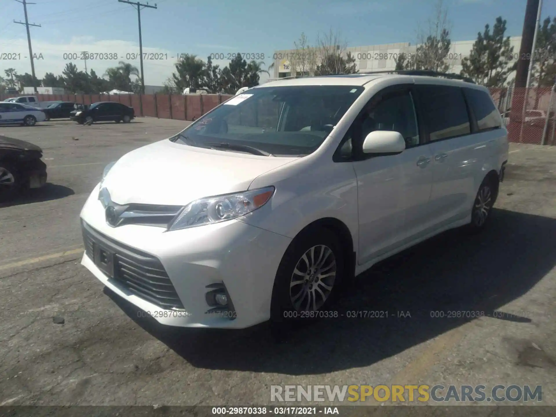 2 Photograph of a damaged car 5TDYZ3DC1KS019199 TOYOTA SIENNA 2019