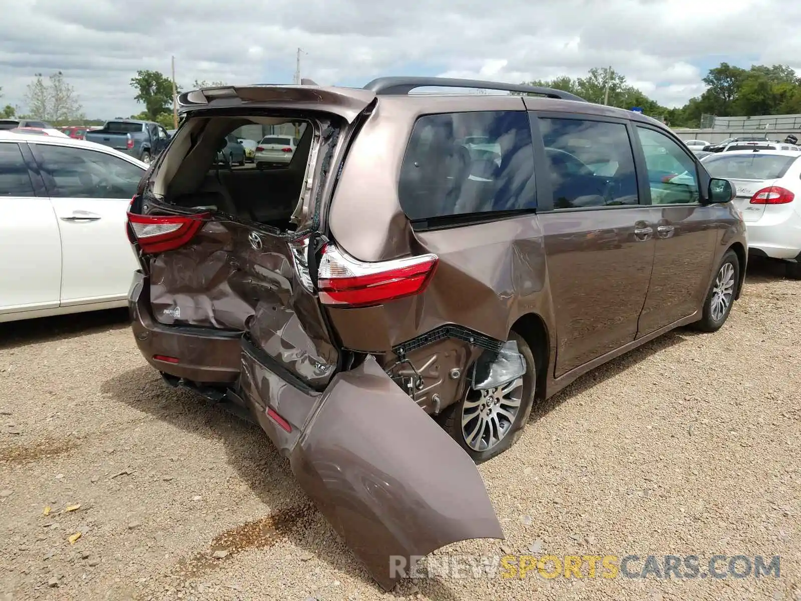 4 Photograph of a damaged car 5TDYZ3DC1KS019655 TOYOTA SIENNA 2019