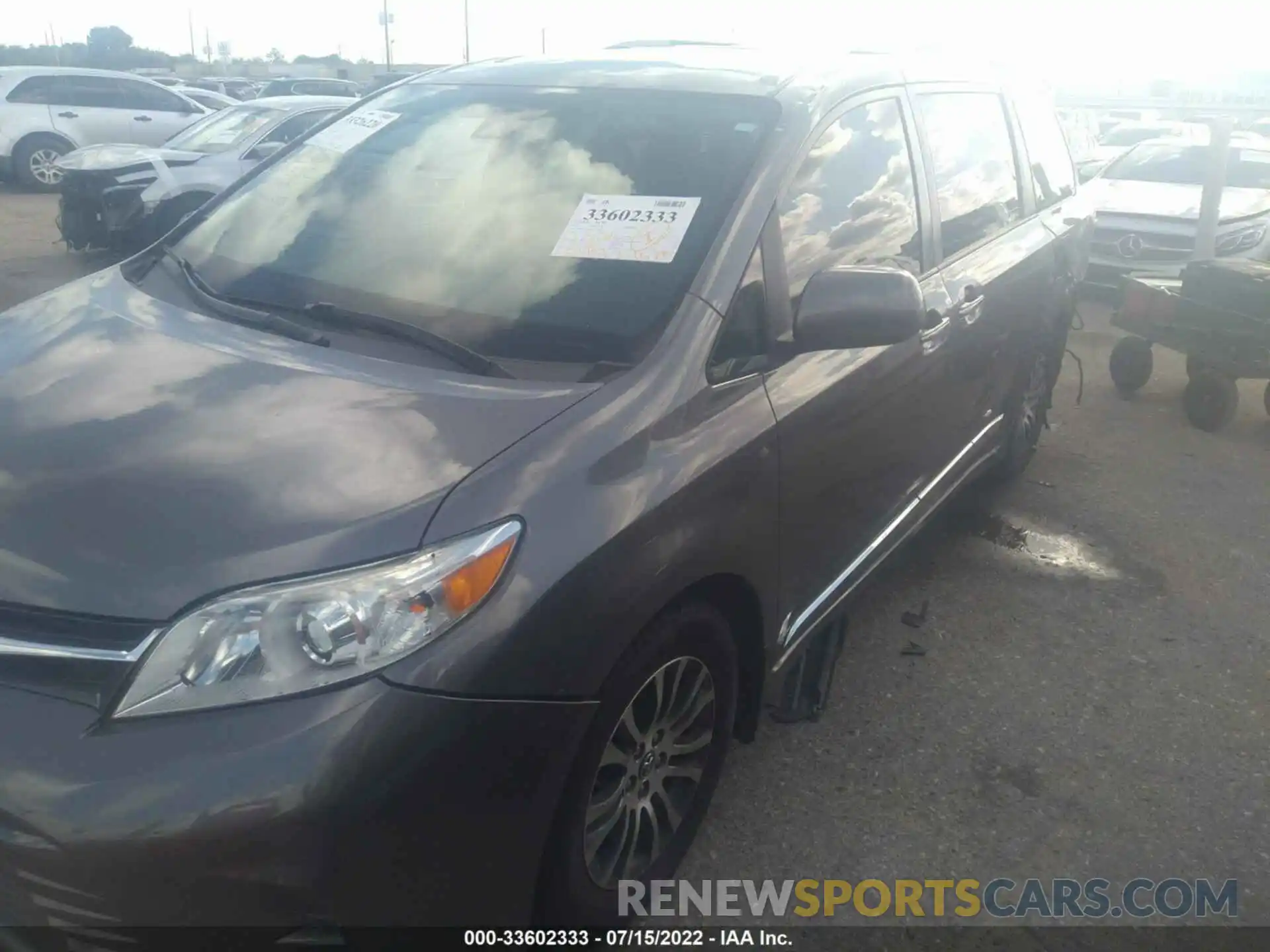 2 Photograph of a damaged car 5TDYZ3DC1KS965982 TOYOTA SIENNA 2019