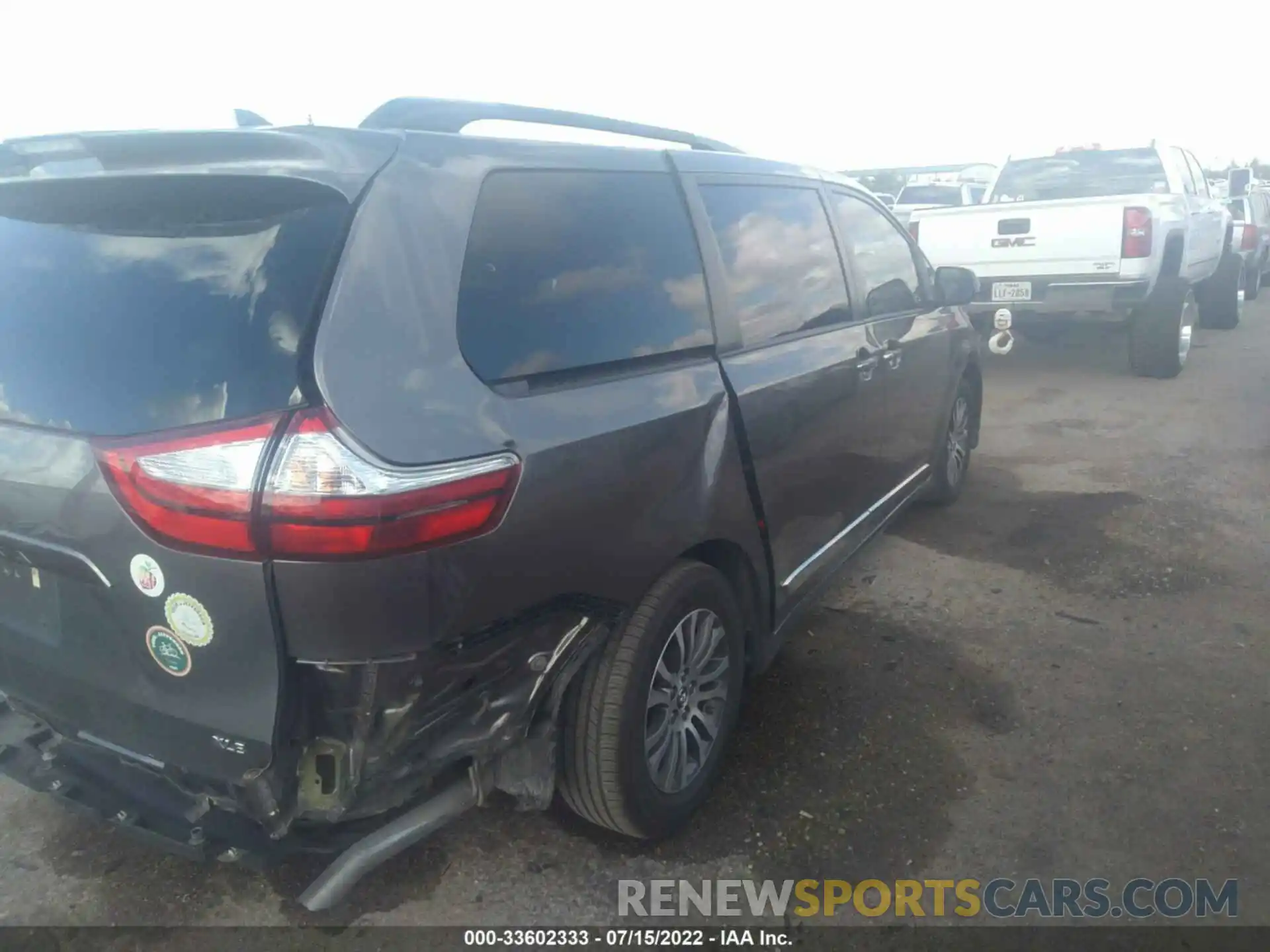 4 Photograph of a damaged car 5TDYZ3DC1KS965982 TOYOTA SIENNA 2019