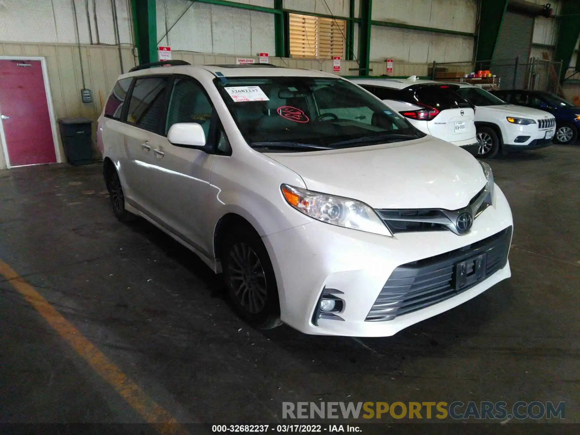 1 Photograph of a damaged car 5TDYZ3DC1KS969434 TOYOTA SIENNA 2019