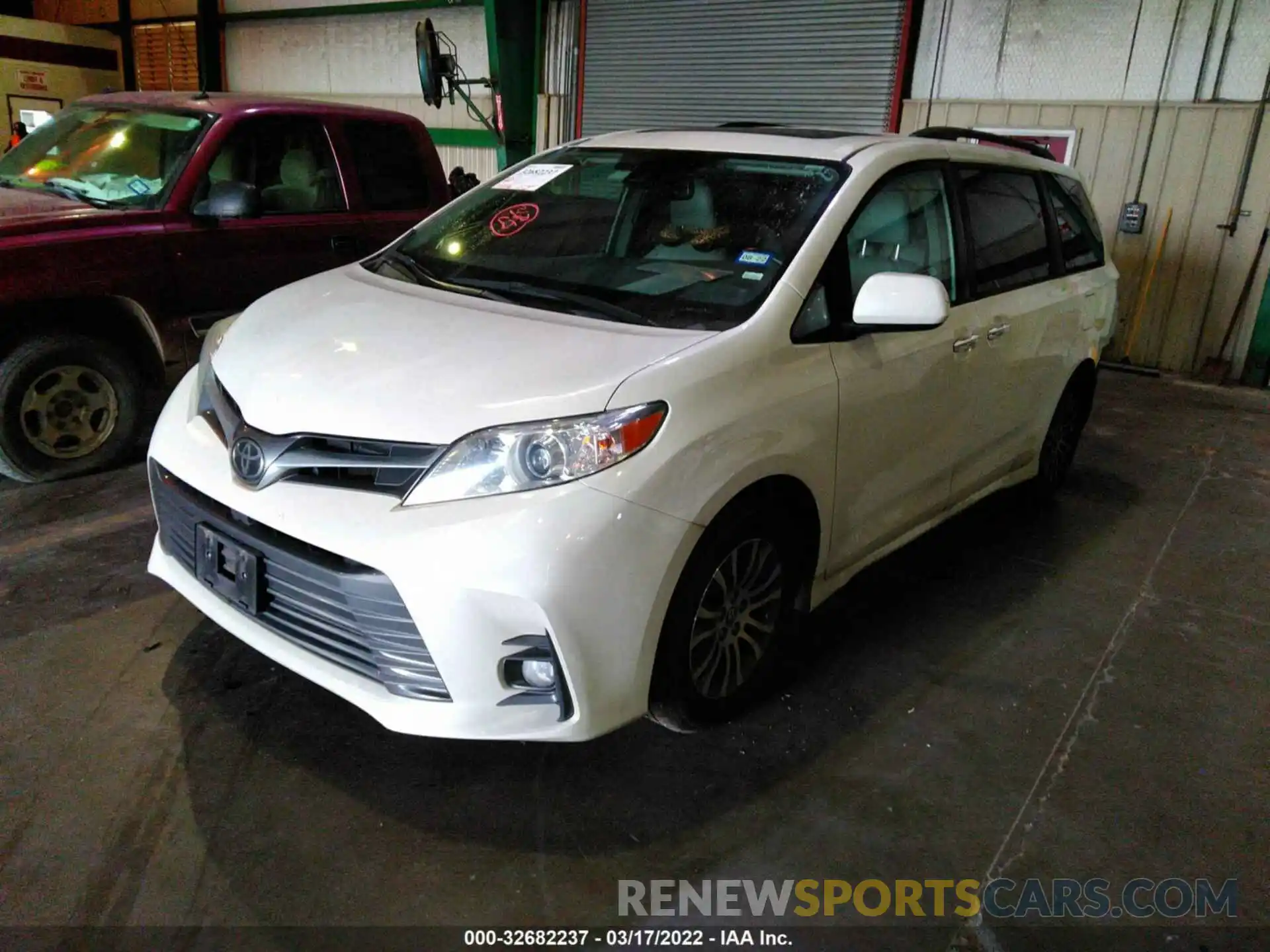 2 Фотография поврежденного автомобиля 5TDYZ3DC1KS969434 TOYOTA SIENNA 2019