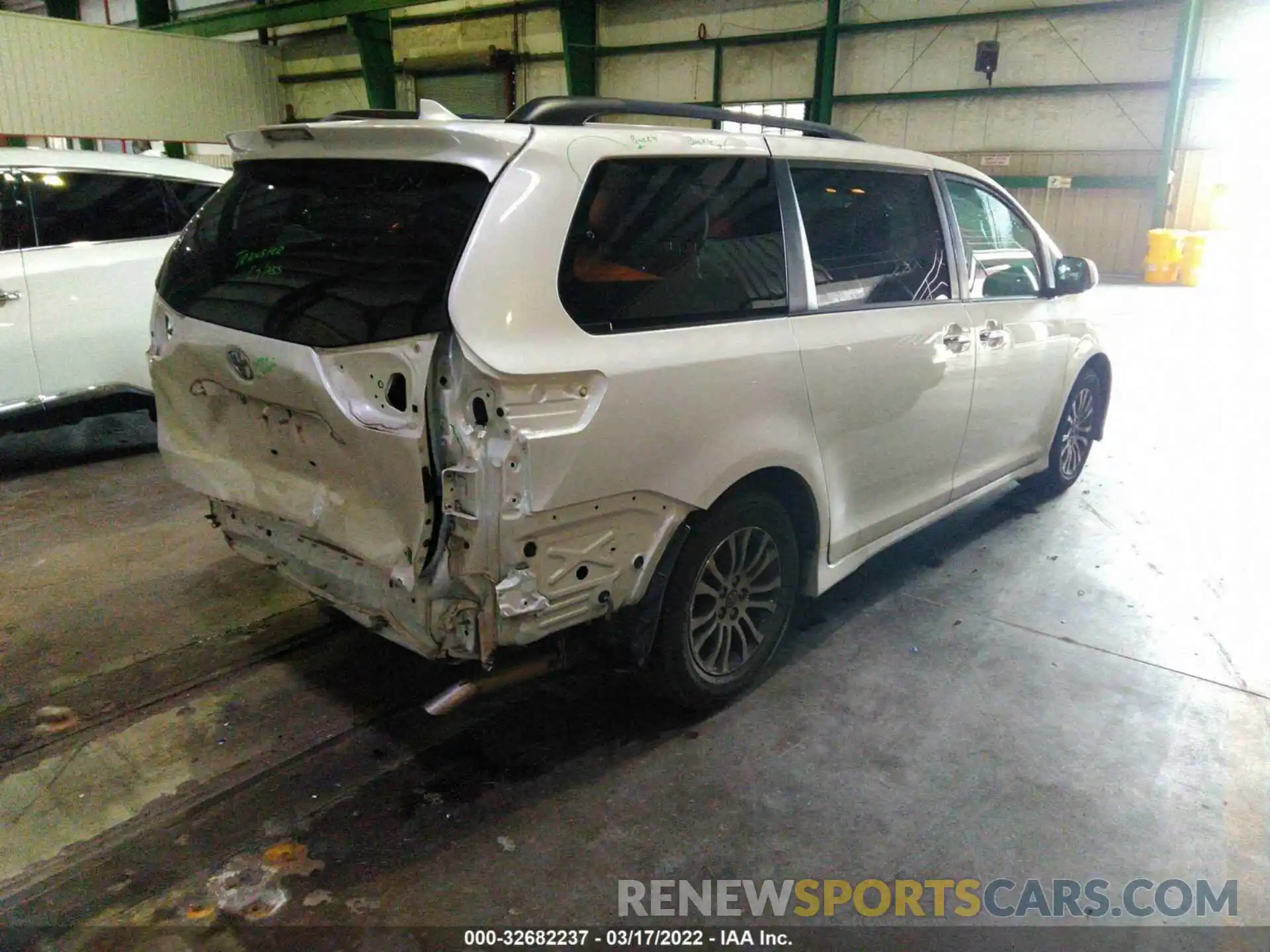 4 Photograph of a damaged car 5TDYZ3DC1KS969434 TOYOTA SIENNA 2019