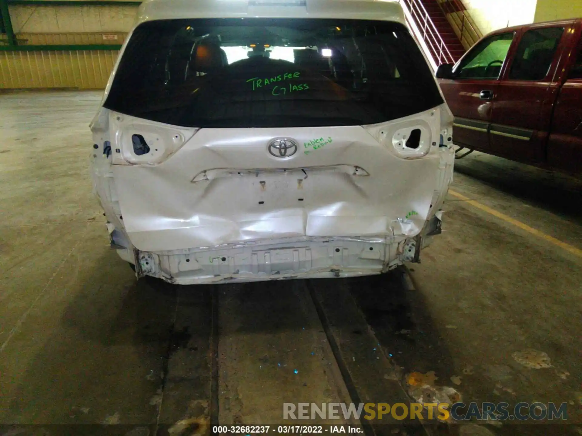 6 Photograph of a damaged car 5TDYZ3DC1KS969434 TOYOTA SIENNA 2019