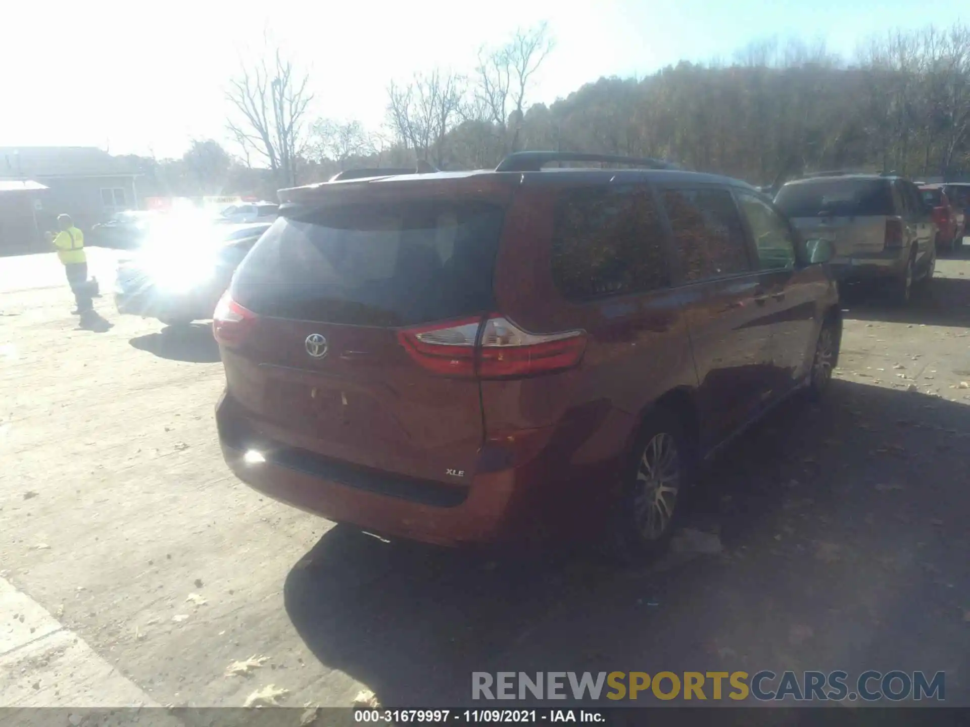 4 Photograph of a damaged car 5TDYZ3DC1KS970728 TOYOTA SIENNA 2019