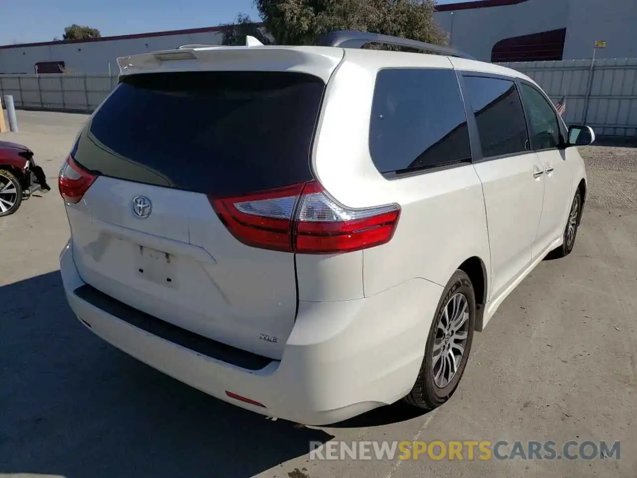 4 Photograph of a damaged car 5TDYZ3DC1KS977078 TOYOTA SIENNA 2019