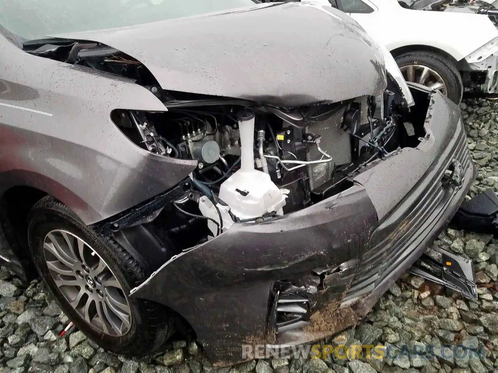 9 Photograph of a damaged car 5TDYZ3DC1KS977579 TOYOTA SIENNA 2019