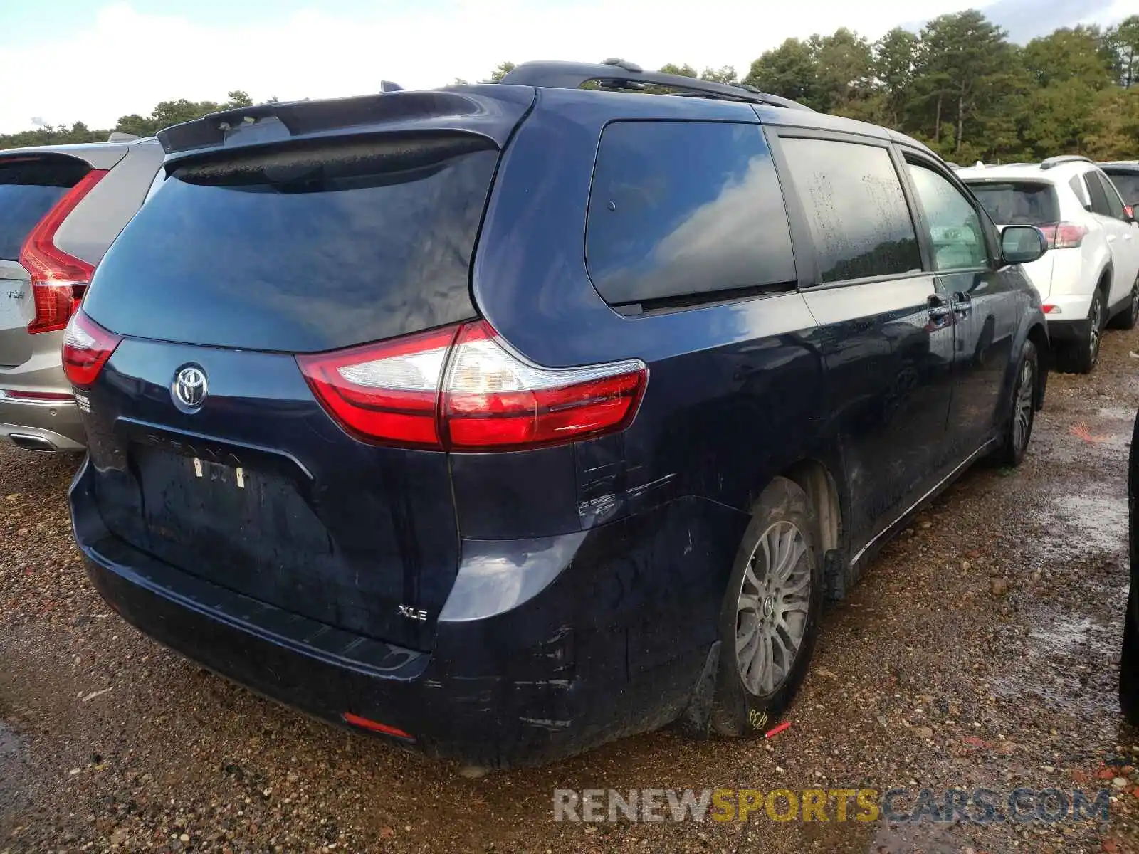 4 Photograph of a damaged car 5TDYZ3DC1KS981258 TOYOTA SIENNA 2019