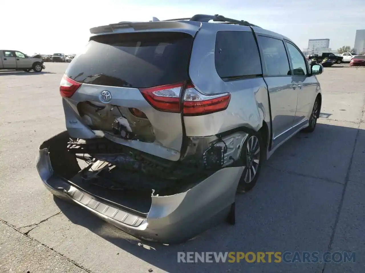 4 Photograph of a damaged car 5TDYZ3DC1KS982488 TOYOTA SIENNA 2019