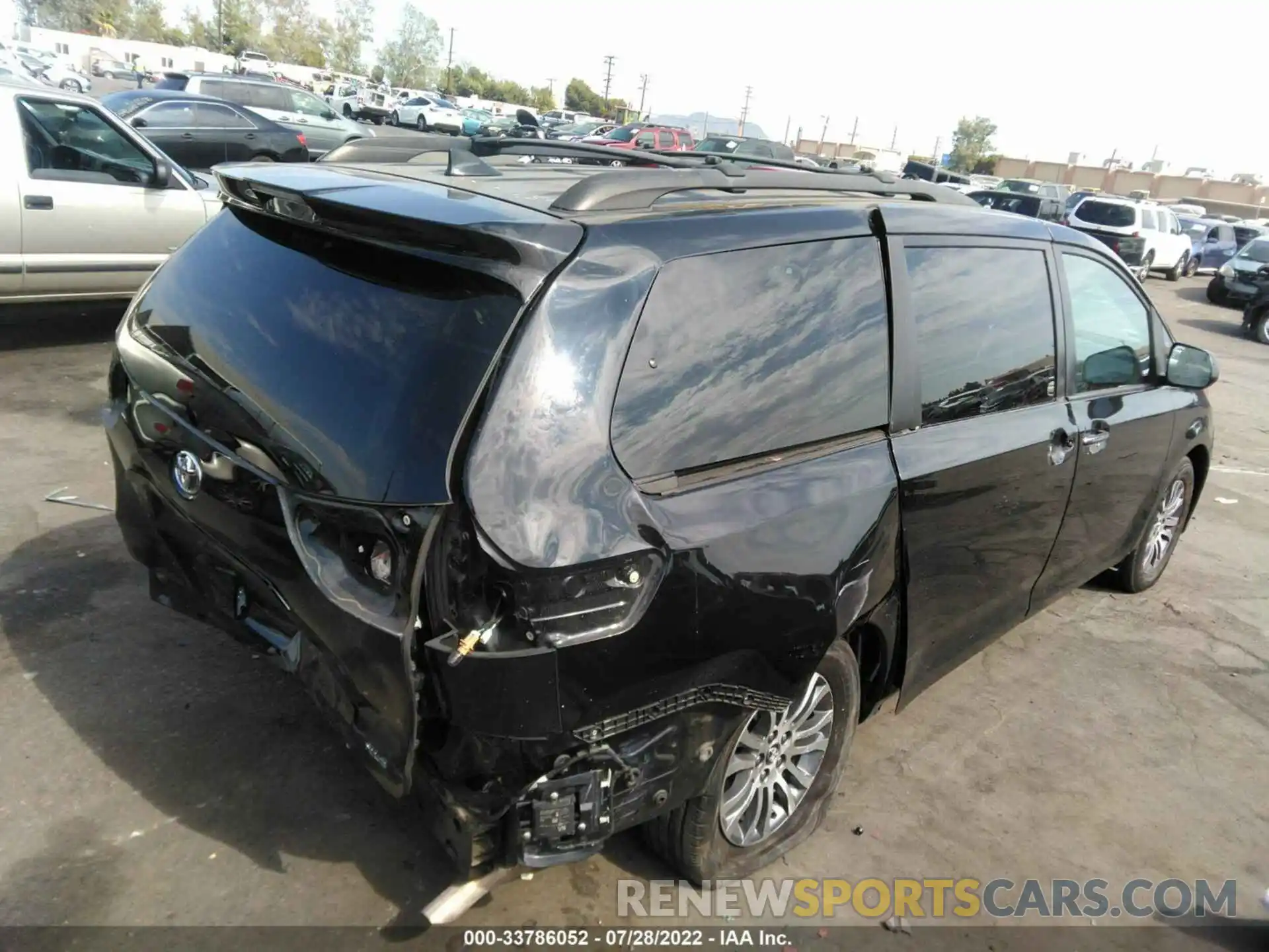 4 Photograph of a damaged car 5TDYZ3DC1KS983169 TOYOTA SIENNA 2019