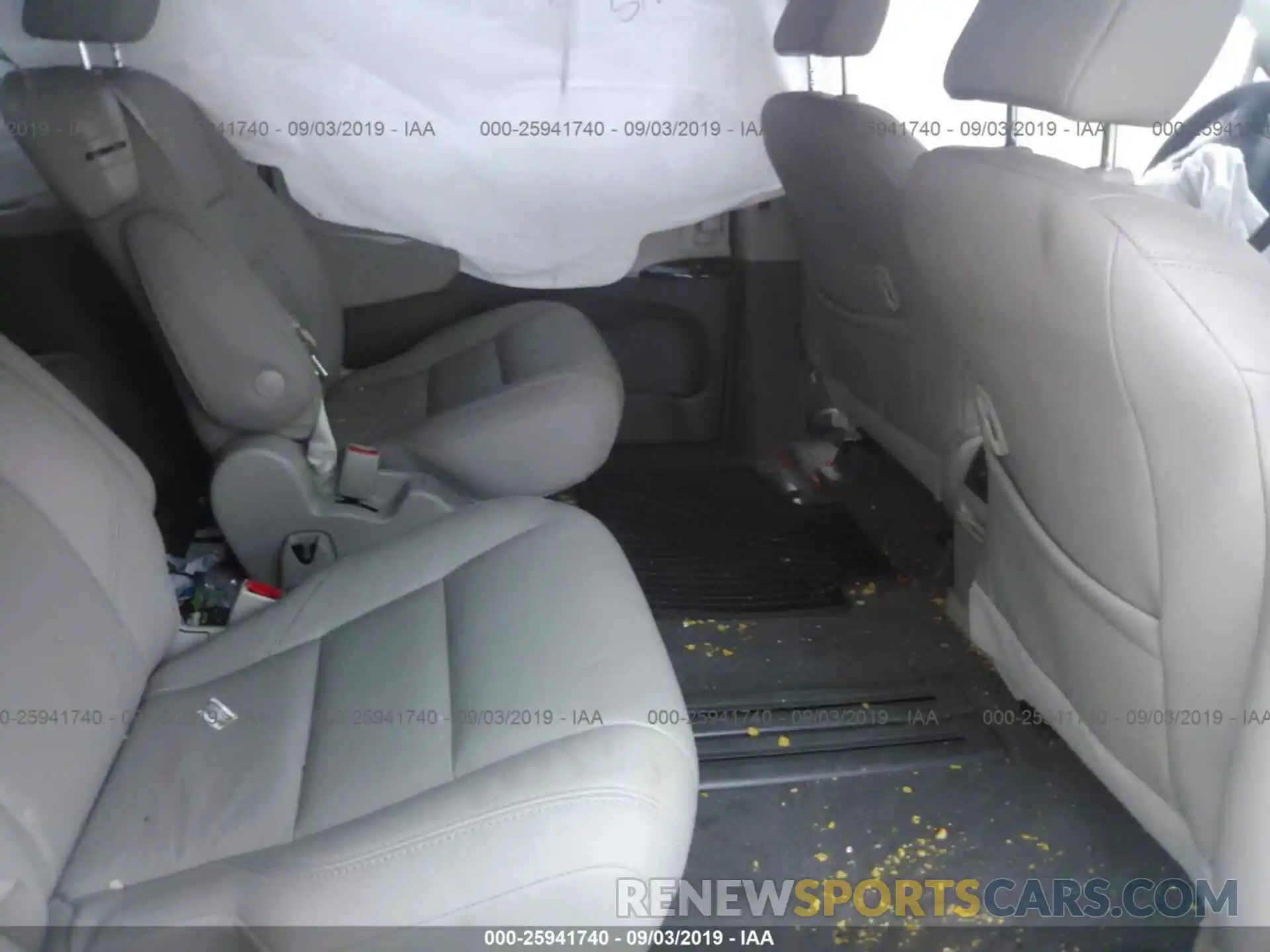 8 Photograph of a damaged car 5TDYZ3DC1KS984175 TOYOTA SIENNA 2019