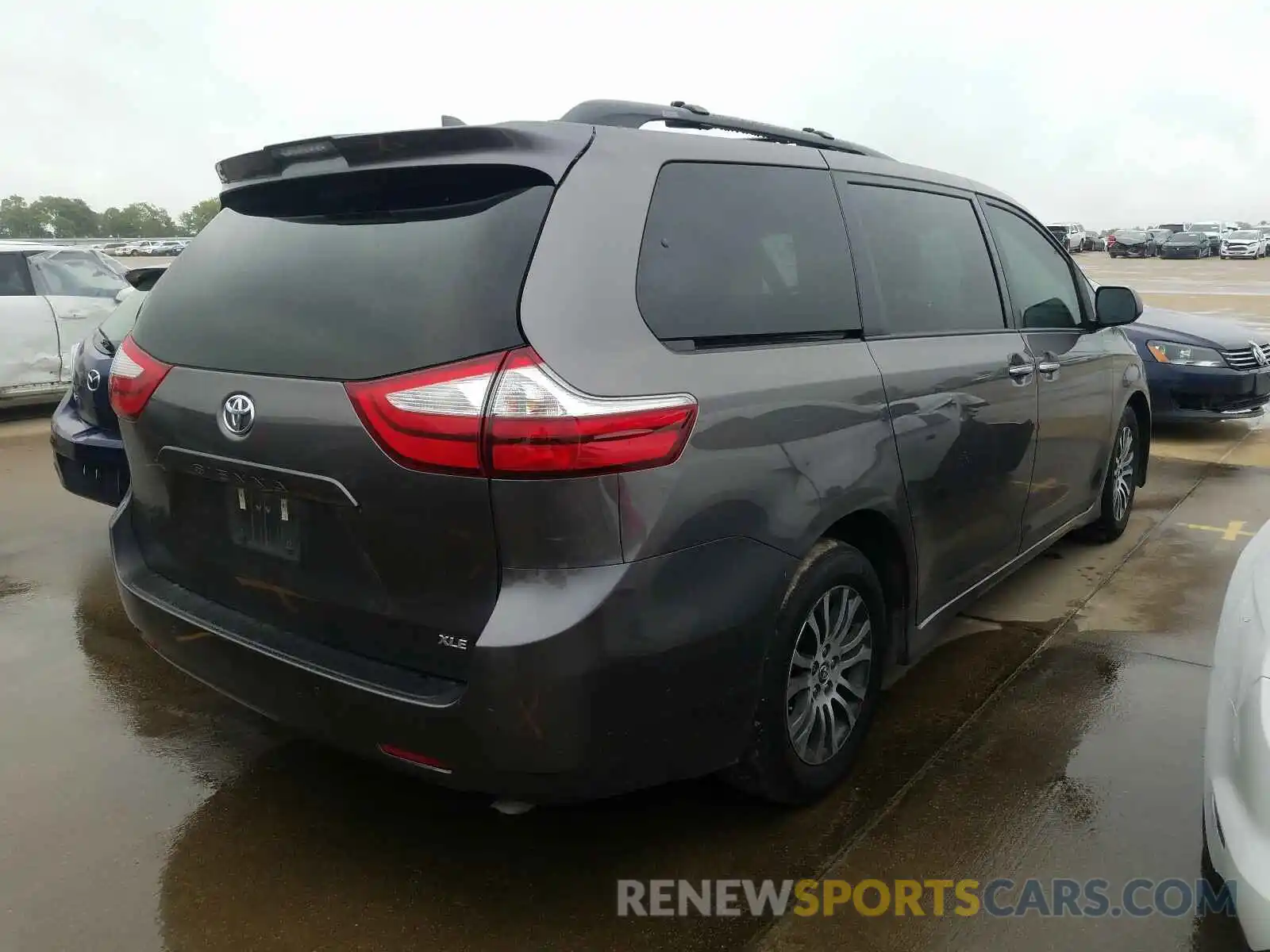 4 Photograph of a damaged car 5TDYZ3DC1KS984841 TOYOTA SIENNA 2019