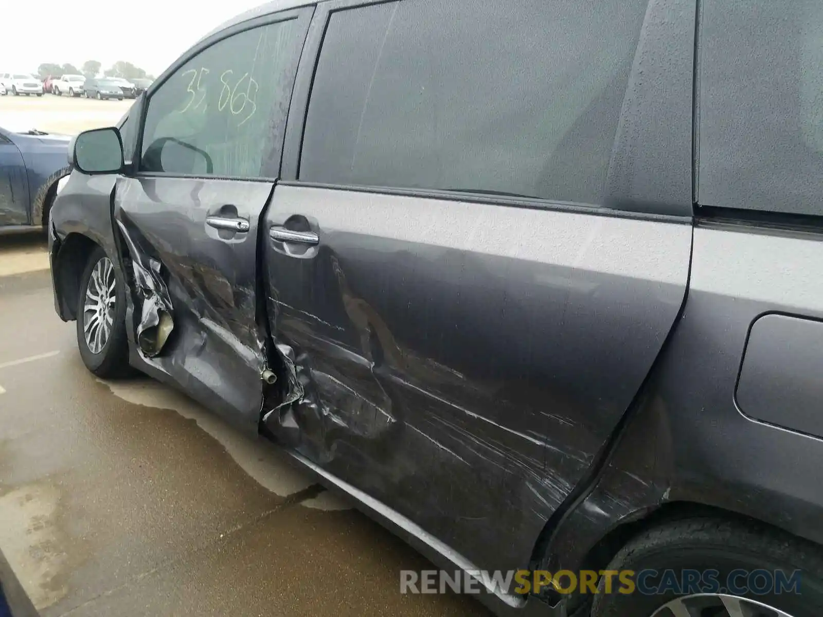 9 Photograph of a damaged car 5TDYZ3DC1KS984841 TOYOTA SIENNA 2019