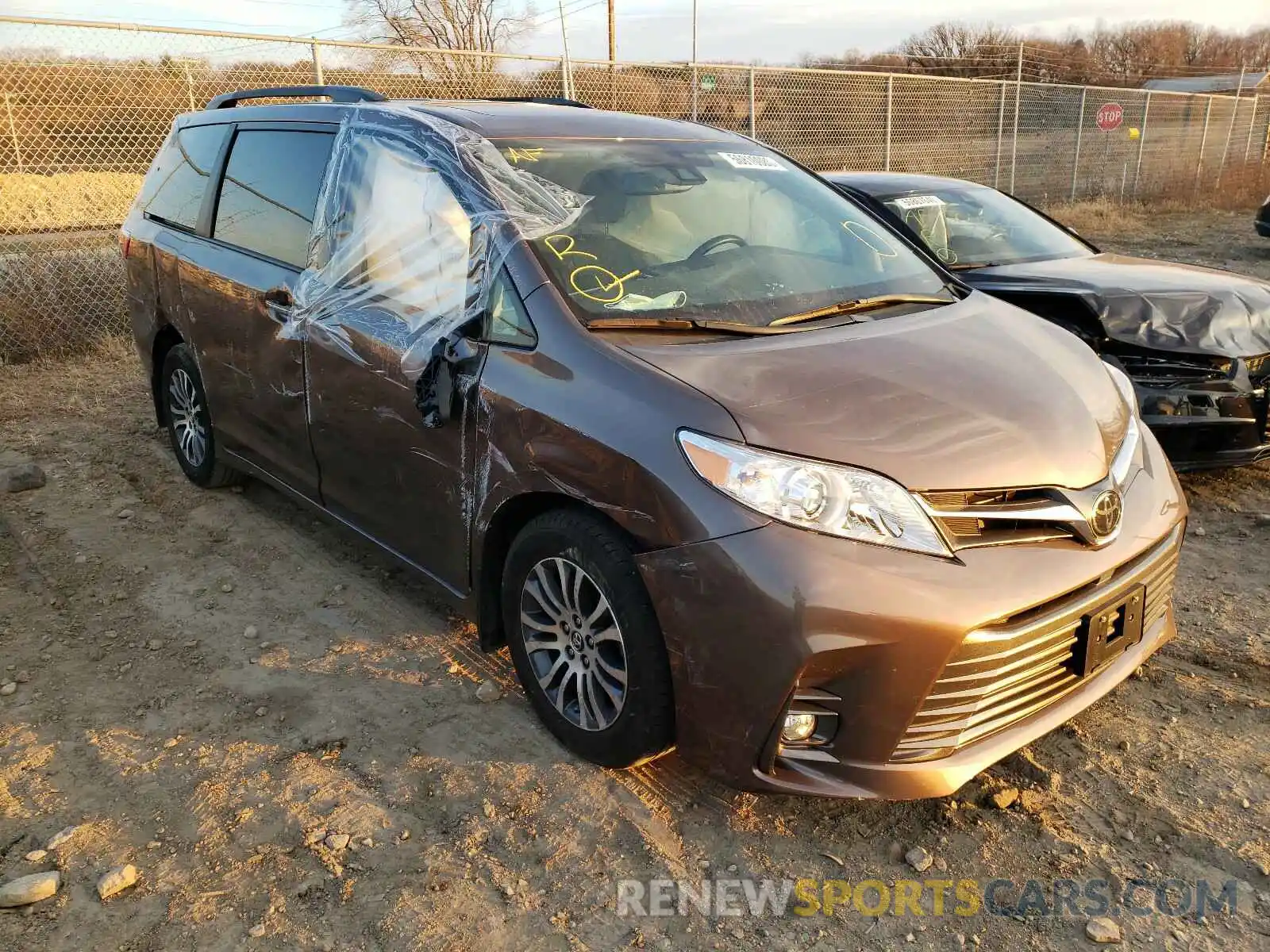 1 Photograph of a damaged car 5TDYZ3DC1KS985309 TOYOTA SIENNA 2019