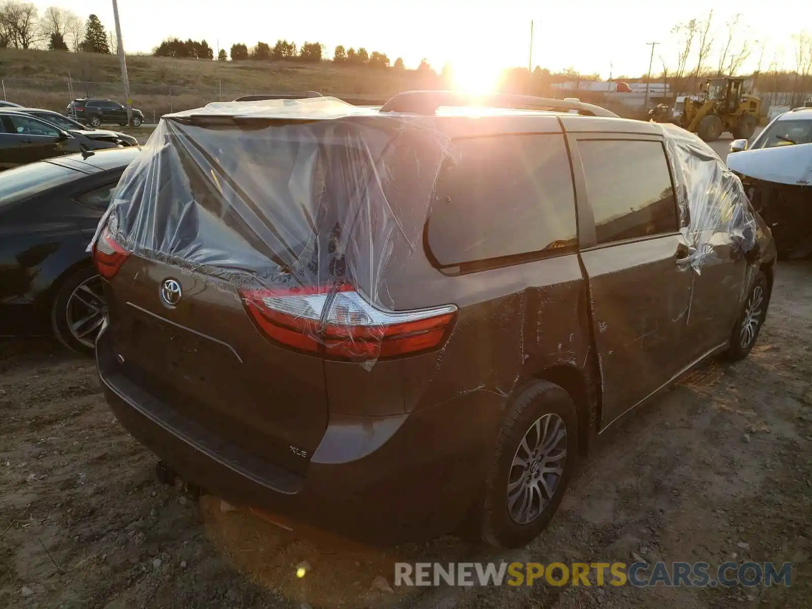 4 Photograph of a damaged car 5TDYZ3DC1KS985309 TOYOTA SIENNA 2019