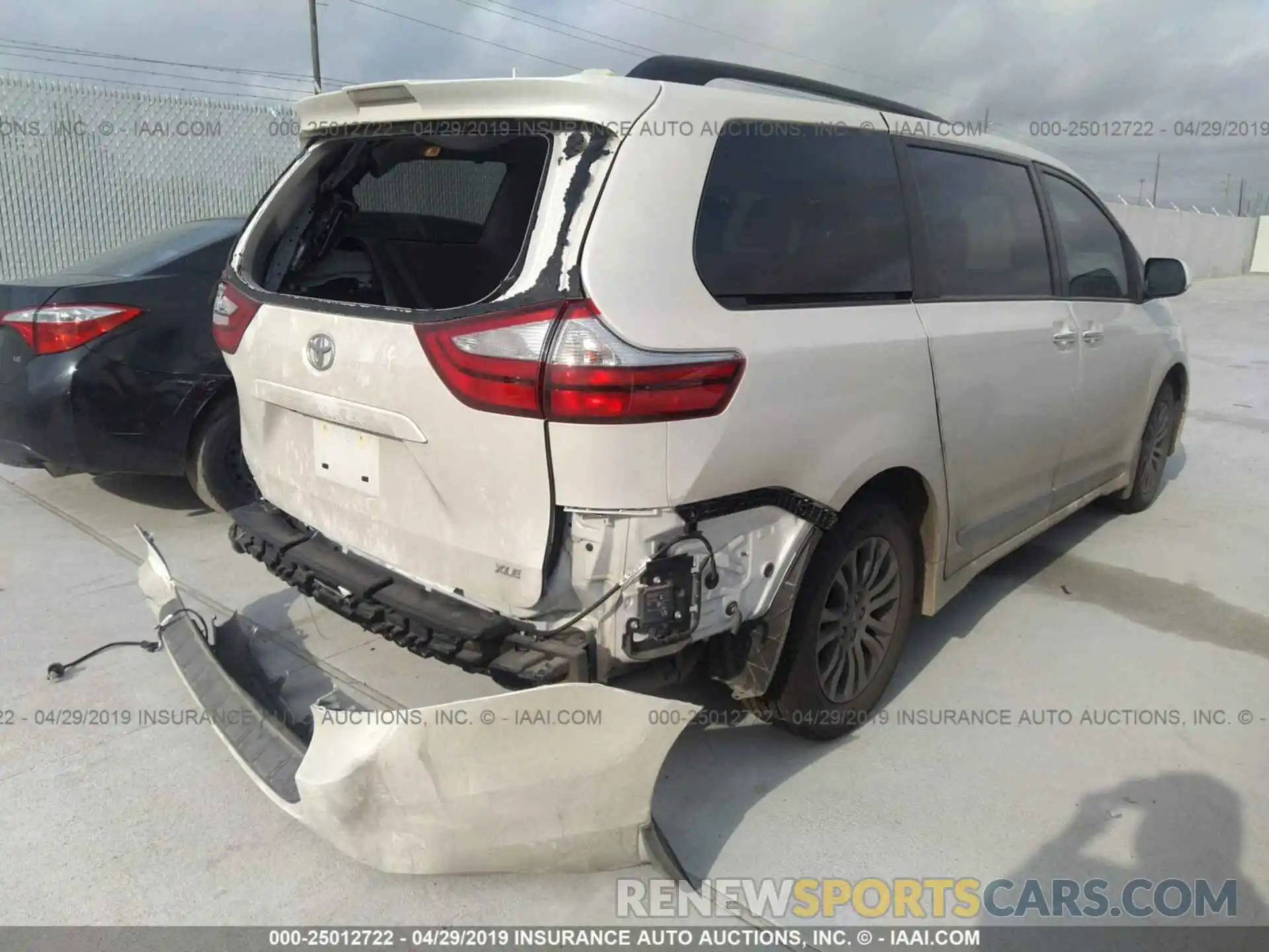 4 Photograph of a damaged car 5TDYZ3DC1KS986668 TOYOTA SIENNA 2019