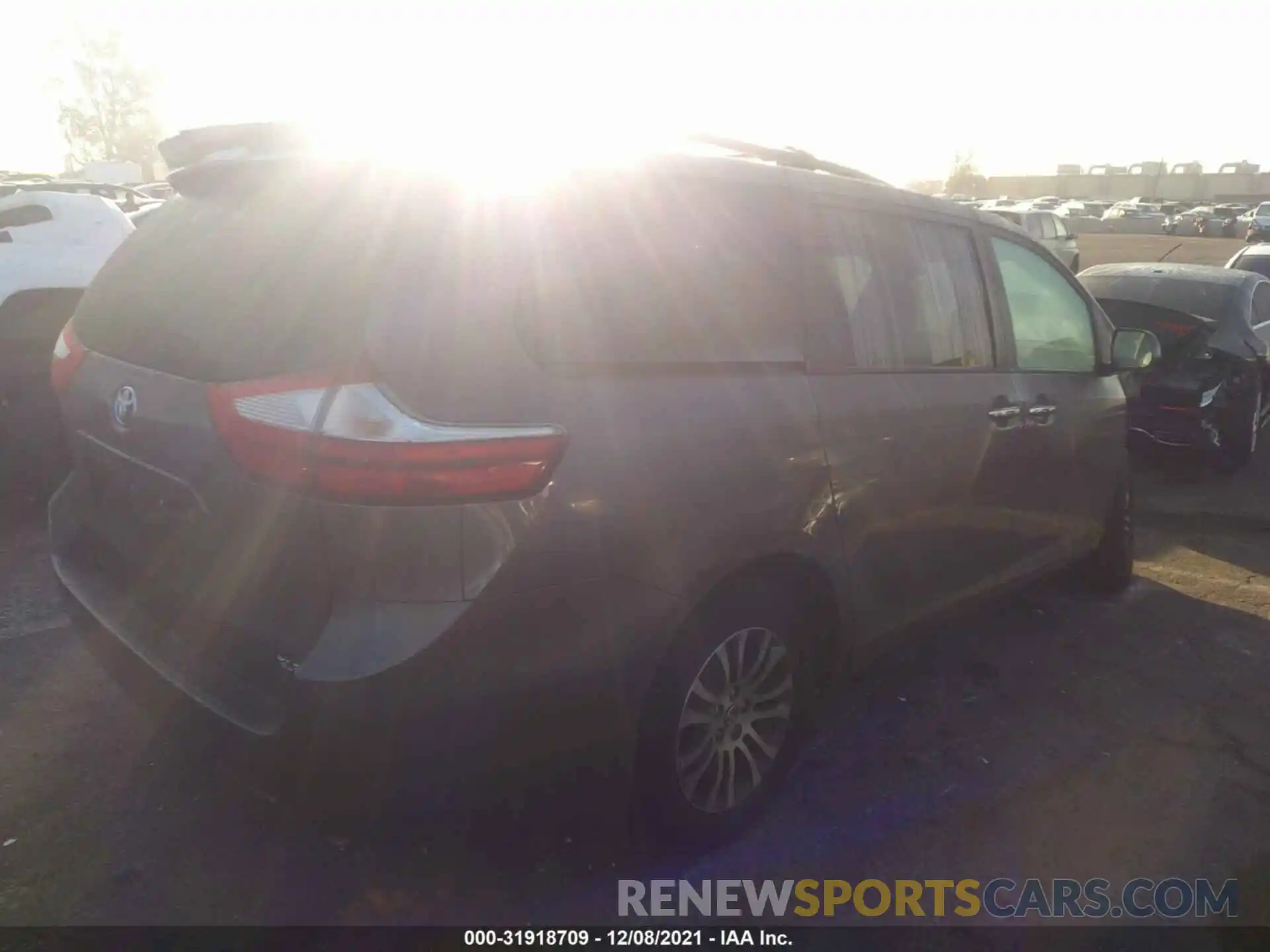 4 Photograph of a damaged car 5TDYZ3DC1KS988971 TOYOTA SIENNA 2019