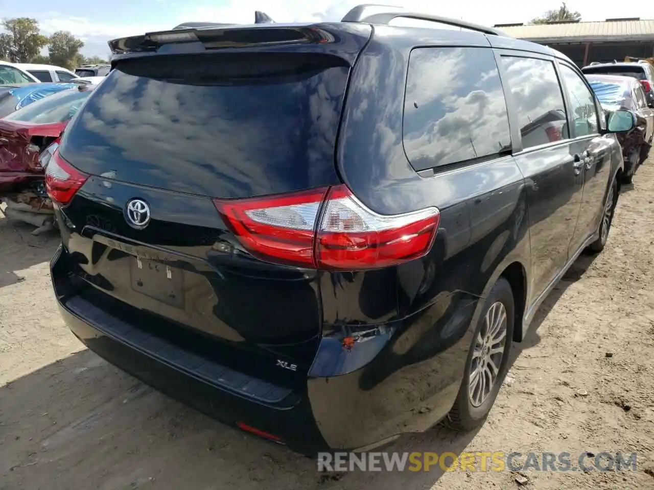 4 Photograph of a damaged car 5TDYZ3DC1KS994382 TOYOTA SIENNA 2019