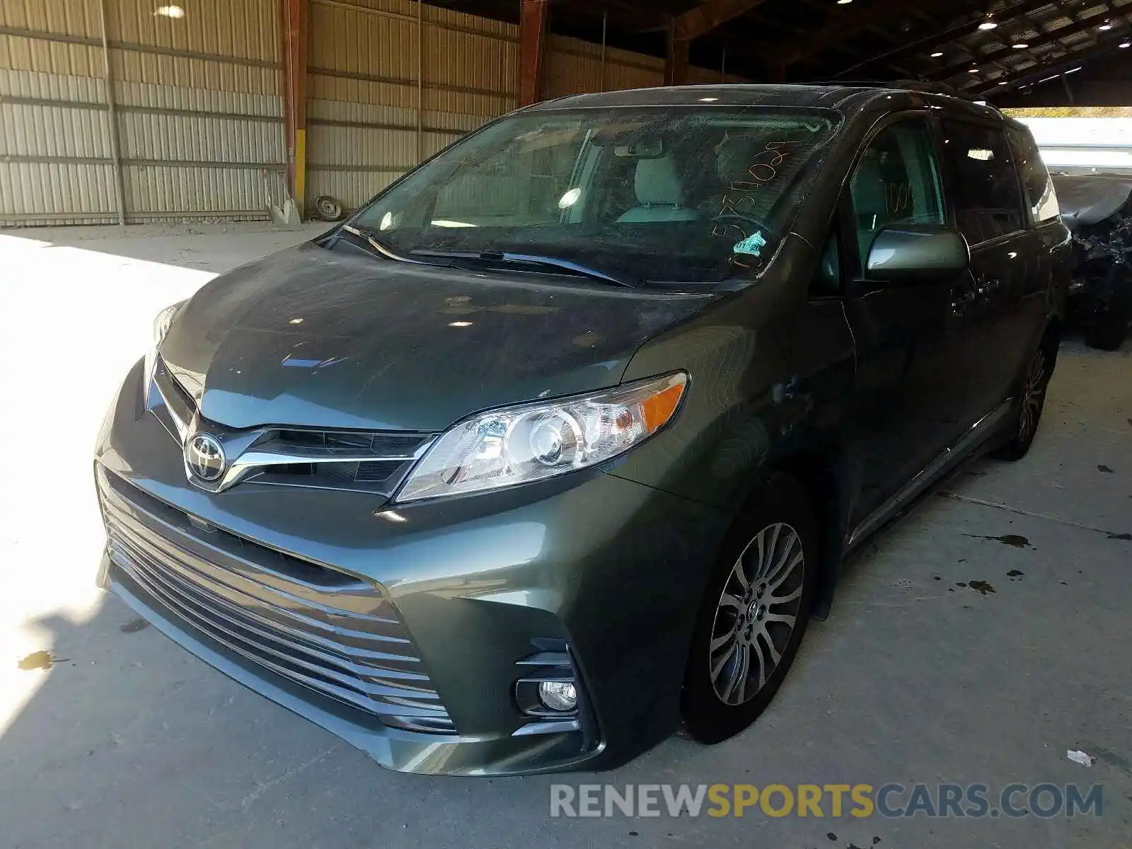 2 Photograph of a damaged car 5TDYZ3DC1KS998030 TOYOTA SIENNA 2019