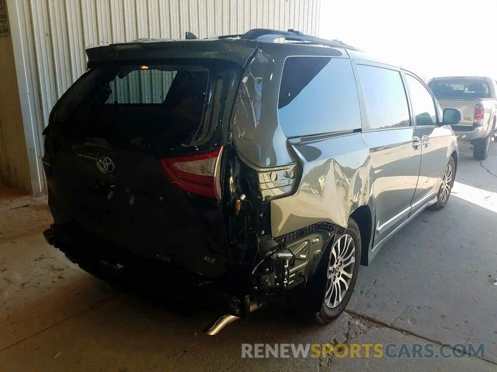 4 Photograph of a damaged car 5TDYZ3DC1KS998030 TOYOTA SIENNA 2019