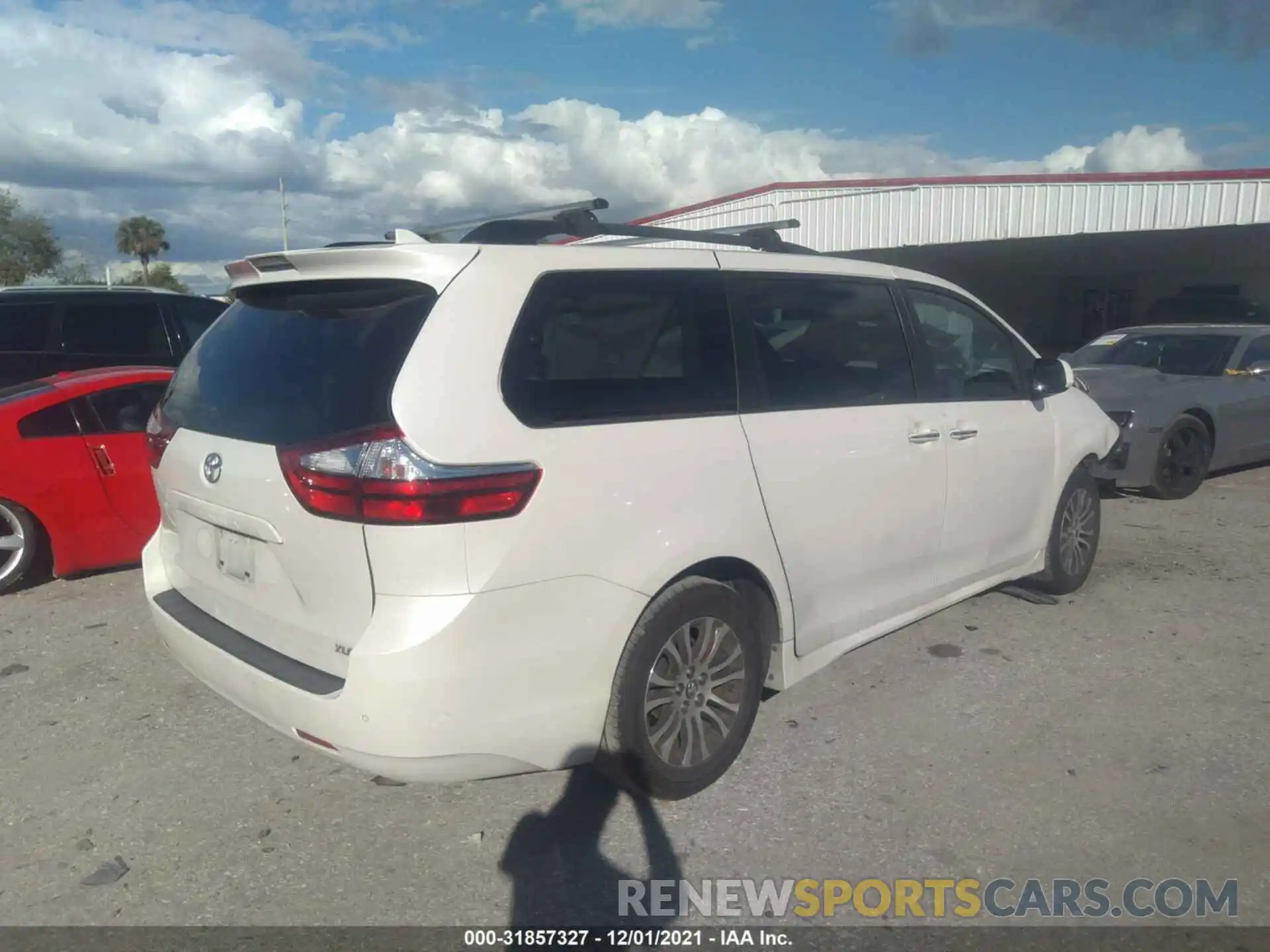 4 Photograph of a damaged car 5TDYZ3DC1KS998769 TOYOTA SIENNA 2019