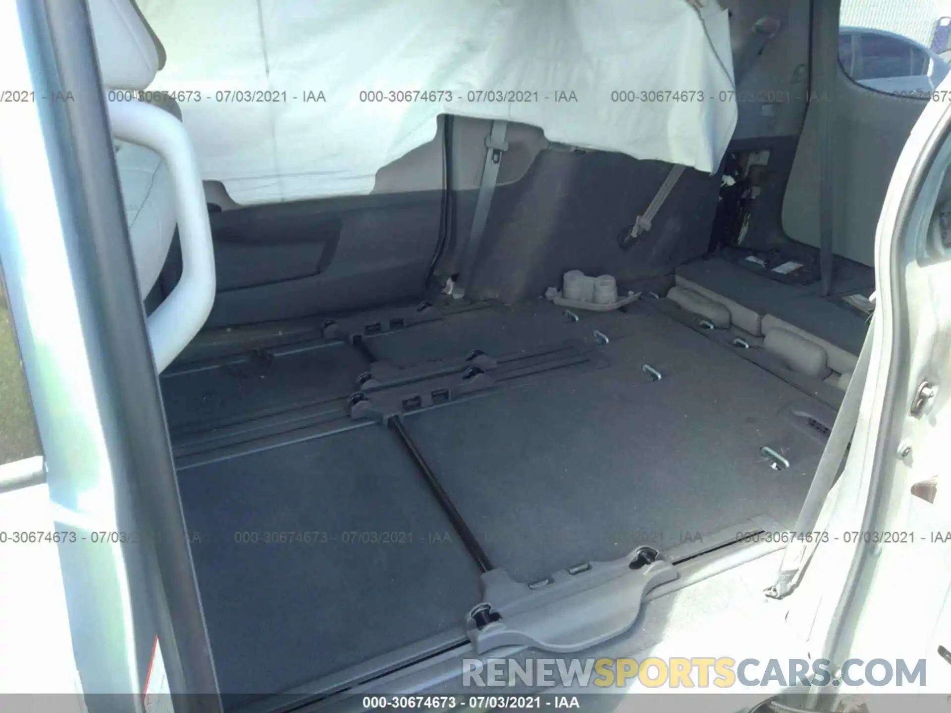 8 Photograph of a damaged car 5TDYZ3DC2KS003349 TOYOTA SIENNA 2019