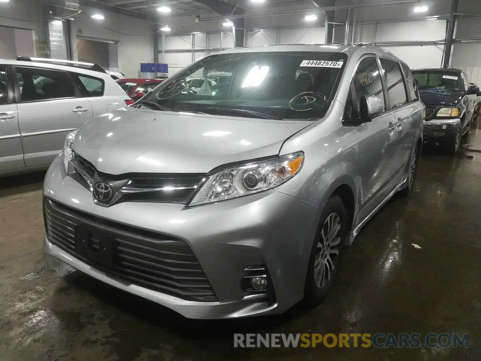 2 Фотография поврежденного автомобиля 5TDYZ3DC2KS005036 TOYOTA SIENNA 2019