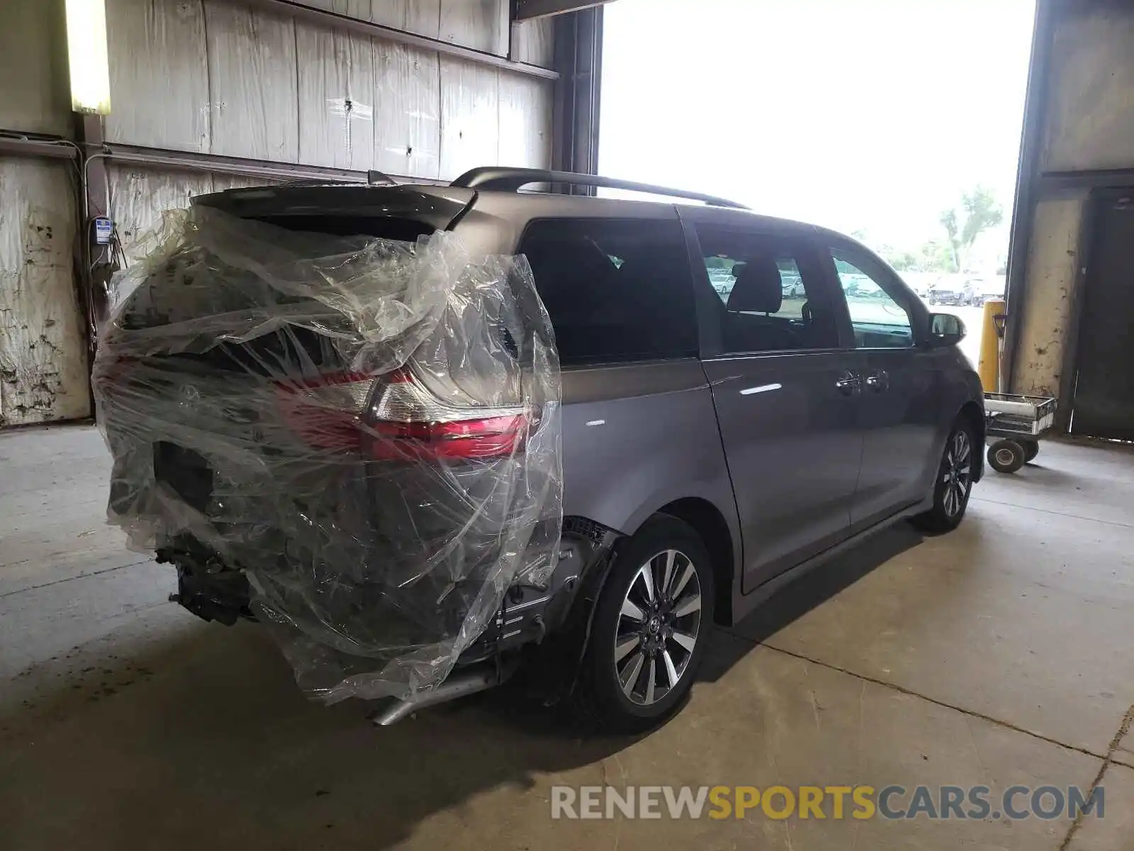 4 Photograph of a damaged car 5TDYZ3DC2KS013332 TOYOTA SIENNA 2019