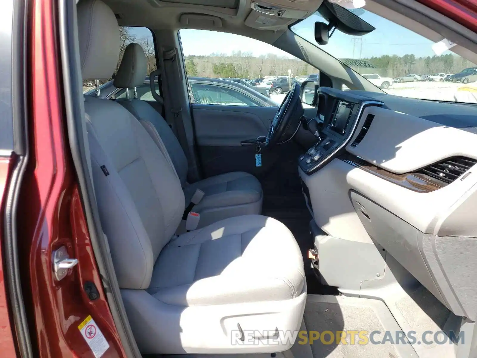 5 Photograph of a damaged car 5TDYZ3DC2KS014822 TOYOTA SIENNA 2019