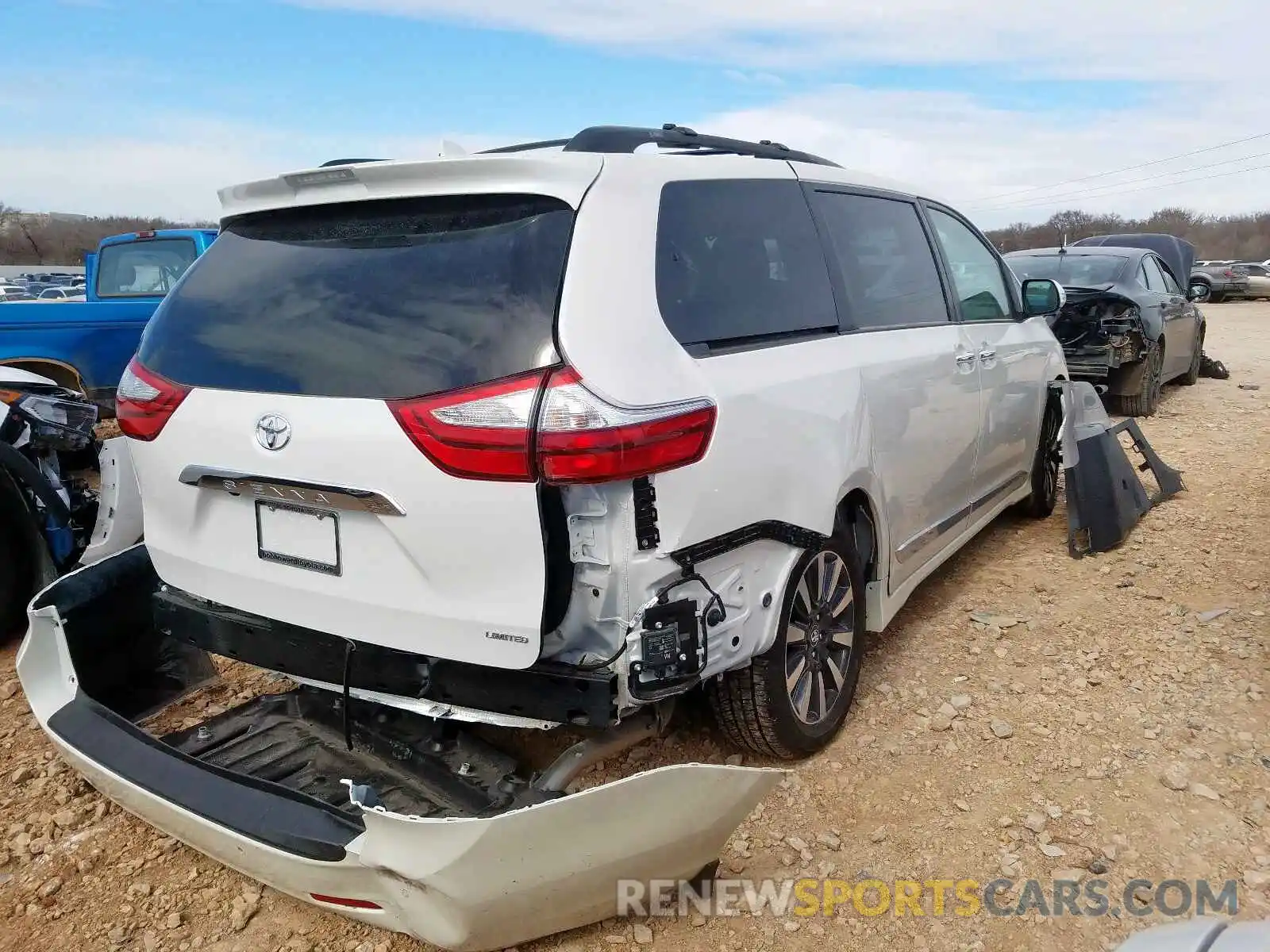 4 Photograph of a damaged car 5TDYZ3DC2KS016635 TOYOTA SIENNA 2019