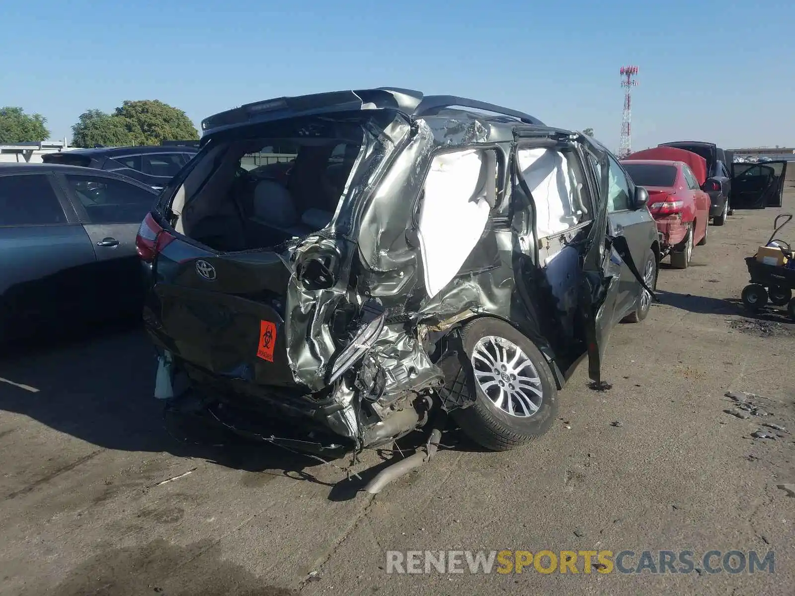 4 Photograph of a damaged car 5TDYZ3DC2KS020023 TOYOTA SIENNA 2019