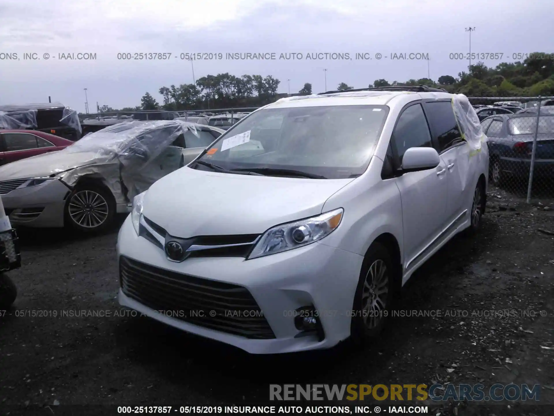 2 Photograph of a damaged car 5TDYZ3DC2KS970947 TOYOTA SIENNA 2019