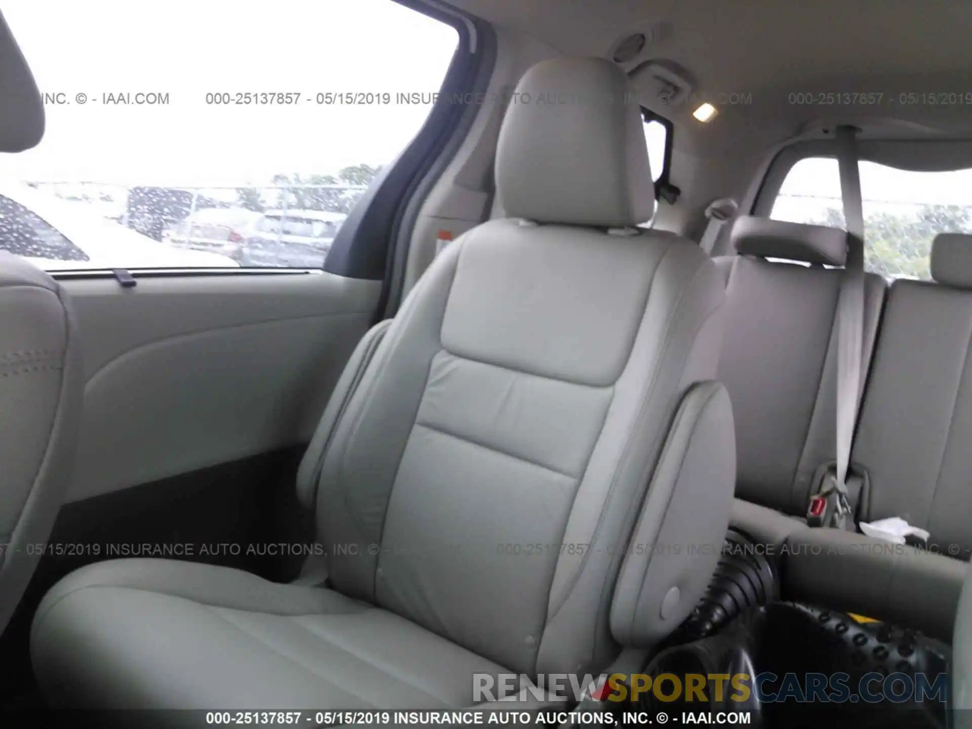 8 Photograph of a damaged car 5TDYZ3DC2KS970947 TOYOTA SIENNA 2019