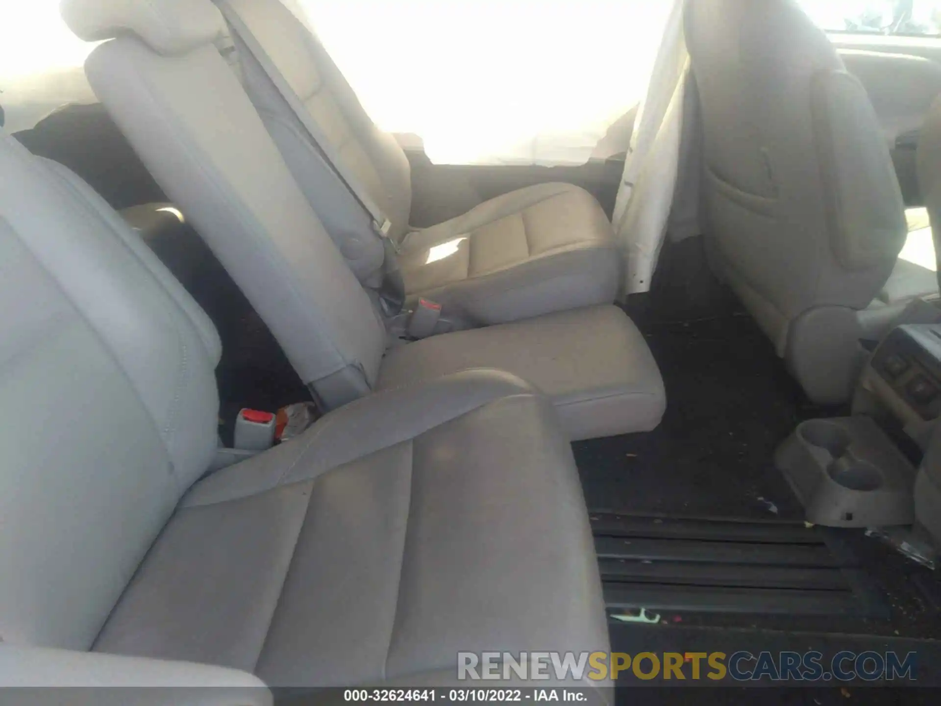 8 Photograph of a damaged car 5TDYZ3DC2KS971239 TOYOTA SIENNA 2019