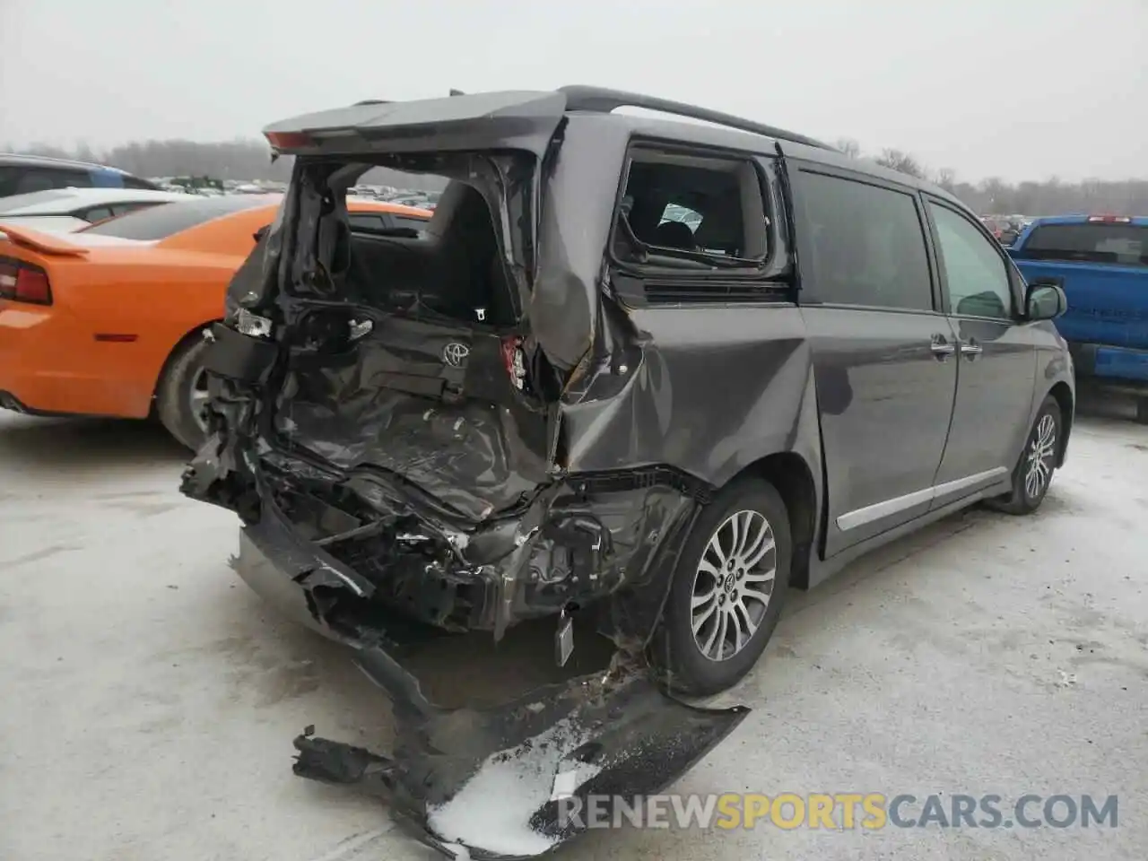 4 Photograph of a damaged car 5TDYZ3DC2KS971726 TOYOTA SIENNA 2019