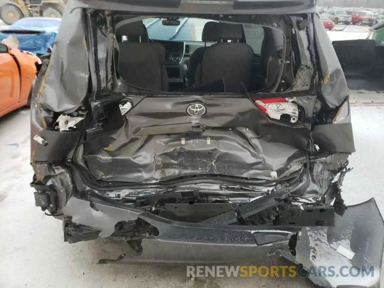 9 Photograph of a damaged car 5TDYZ3DC2KS971726 TOYOTA SIENNA 2019