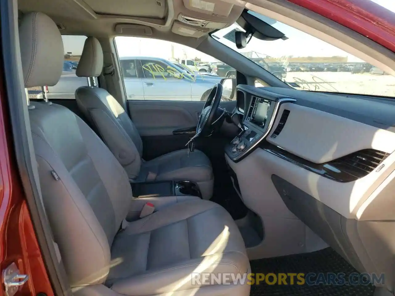 5 Photograph of a damaged car 5TDYZ3DC2KS977218 TOYOTA SIENNA 2019