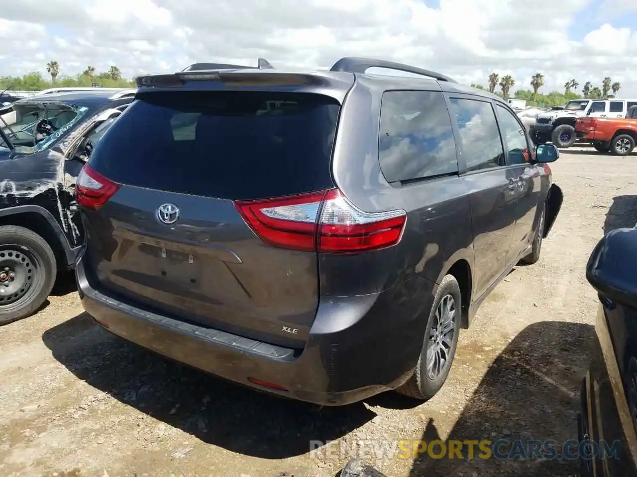 4 Photograph of a damaged car 5TDYZ3DC2KS977753 TOYOTA SIENNA 2019