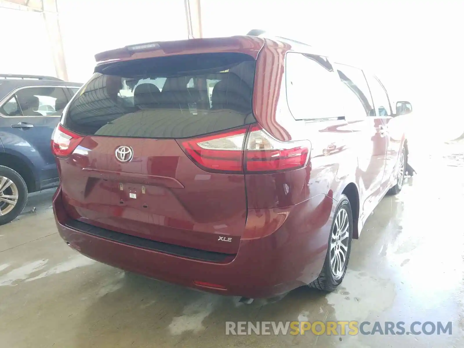 4 Photograph of a damaged car 5TDYZ3DC2KS978935 TOYOTA SIENNA 2019