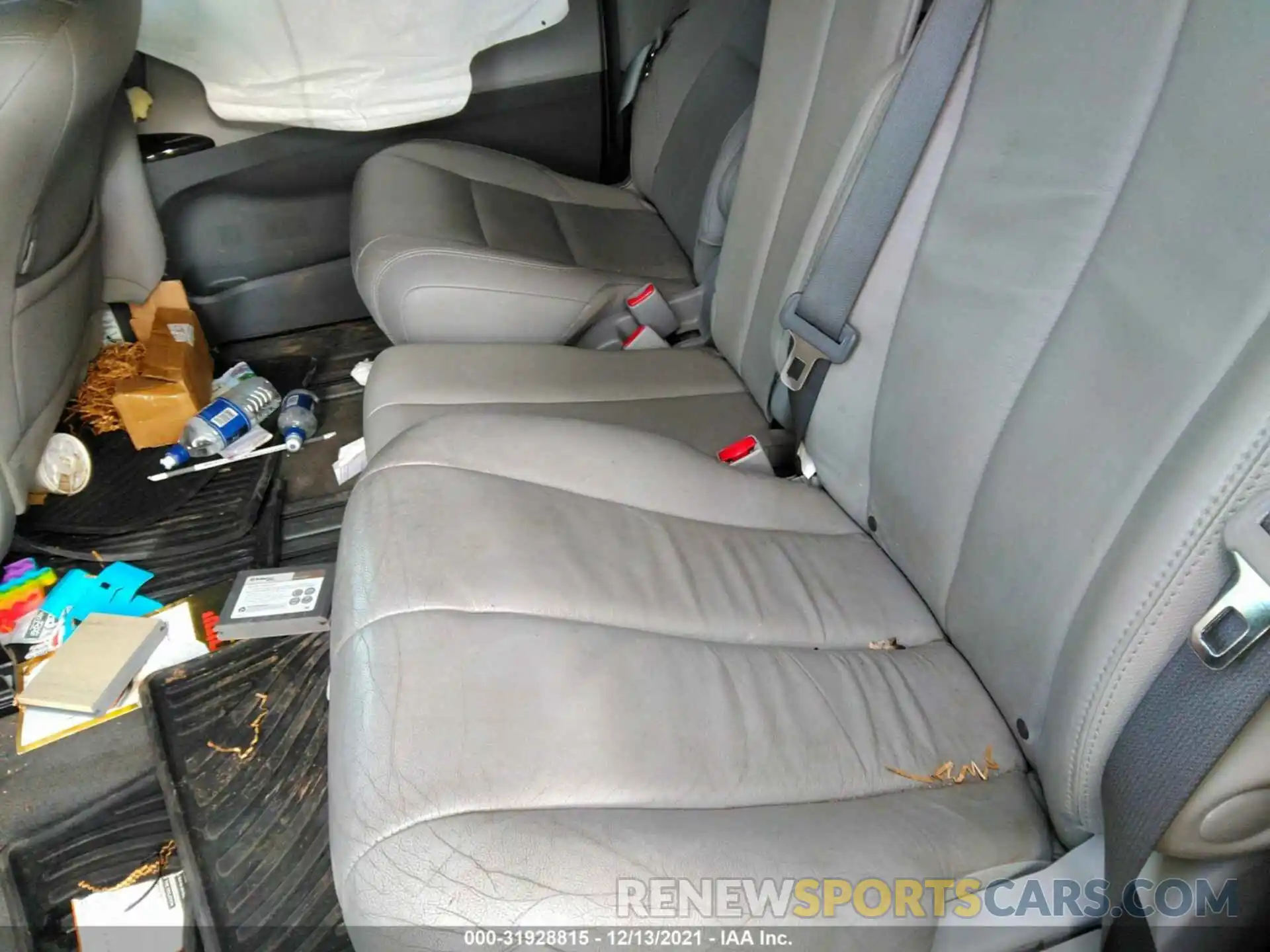 8 Photograph of a damaged car 5TDYZ3DC2KS979177 TOYOTA SIENNA 2019