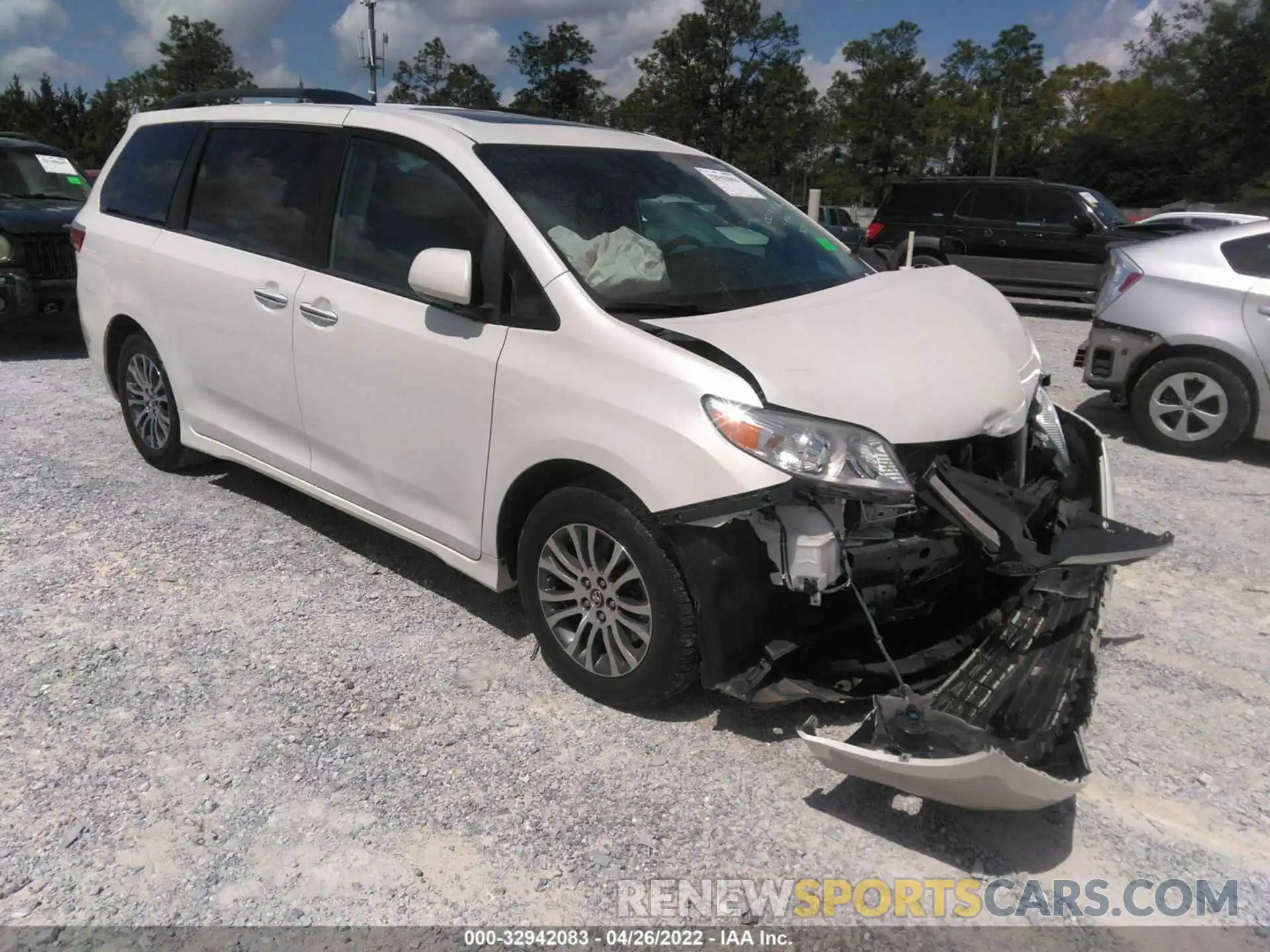 1 Photograph of a damaged car 5TDYZ3DC2KS979955 TOYOTA SIENNA 2019