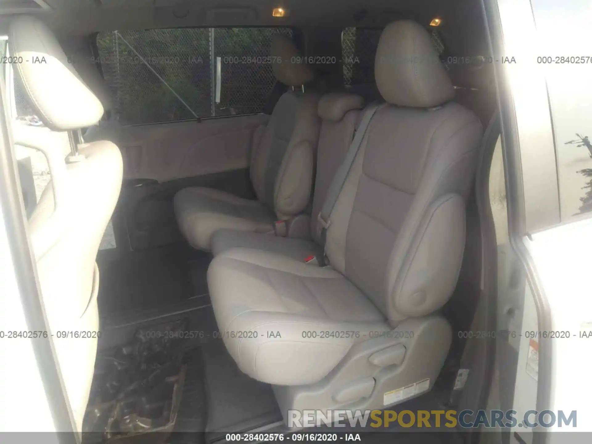 8 Photograph of a damaged car 5TDYZ3DC2KS985027 TOYOTA SIENNA 2019