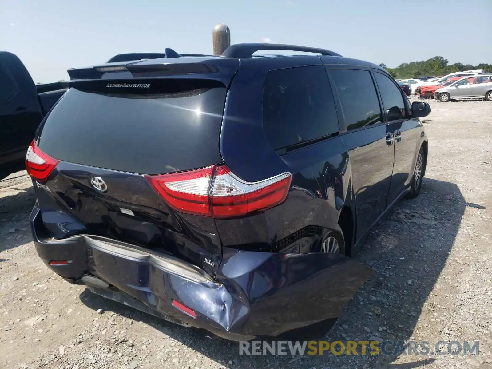 4 Photograph of a damaged car 5TDYZ3DC2KS989062 TOYOTA SIENNA 2019