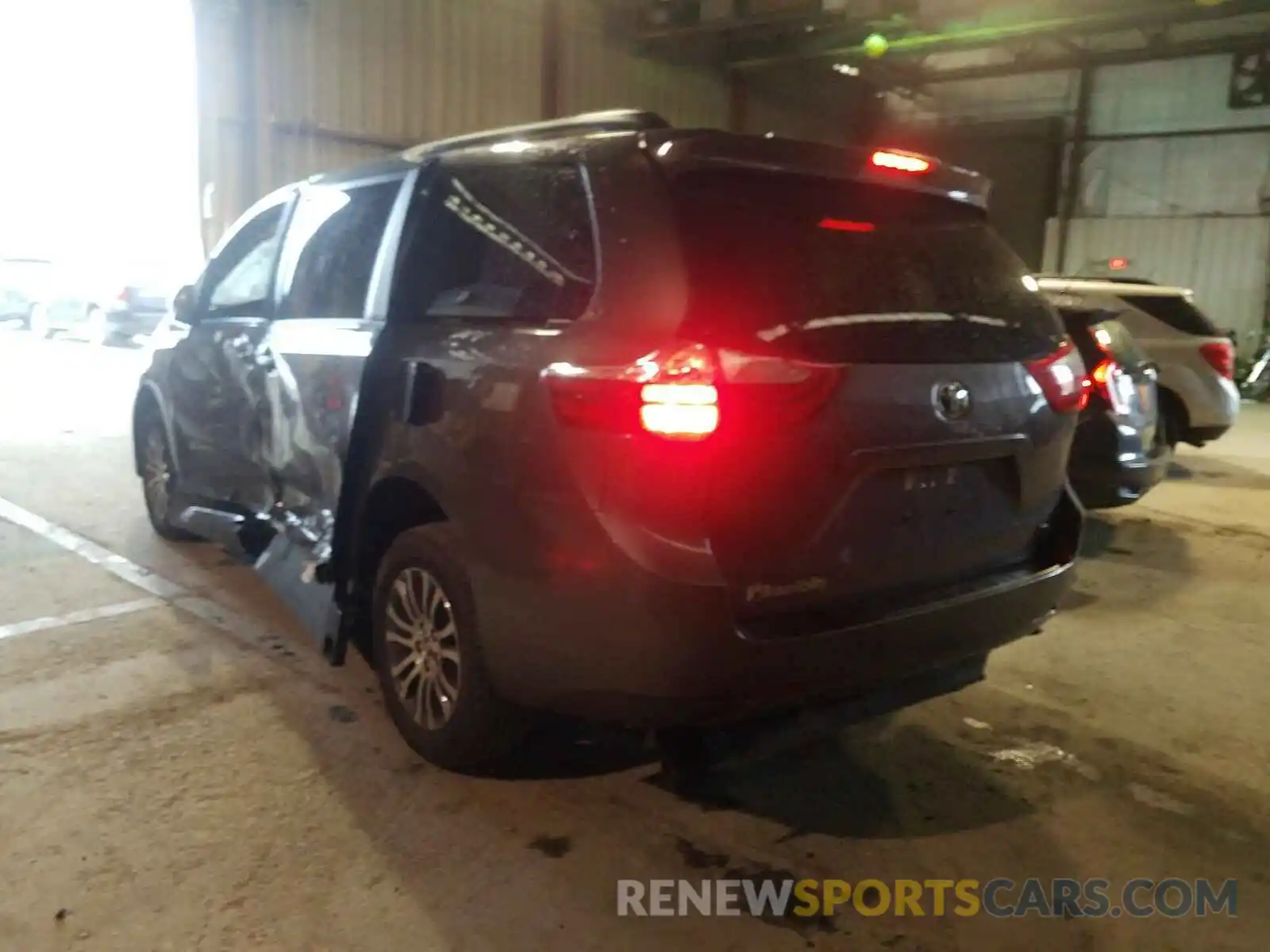 3 Photograph of a damaged car 5TDYZ3DC2KS991541 TOYOTA SIENNA 2019