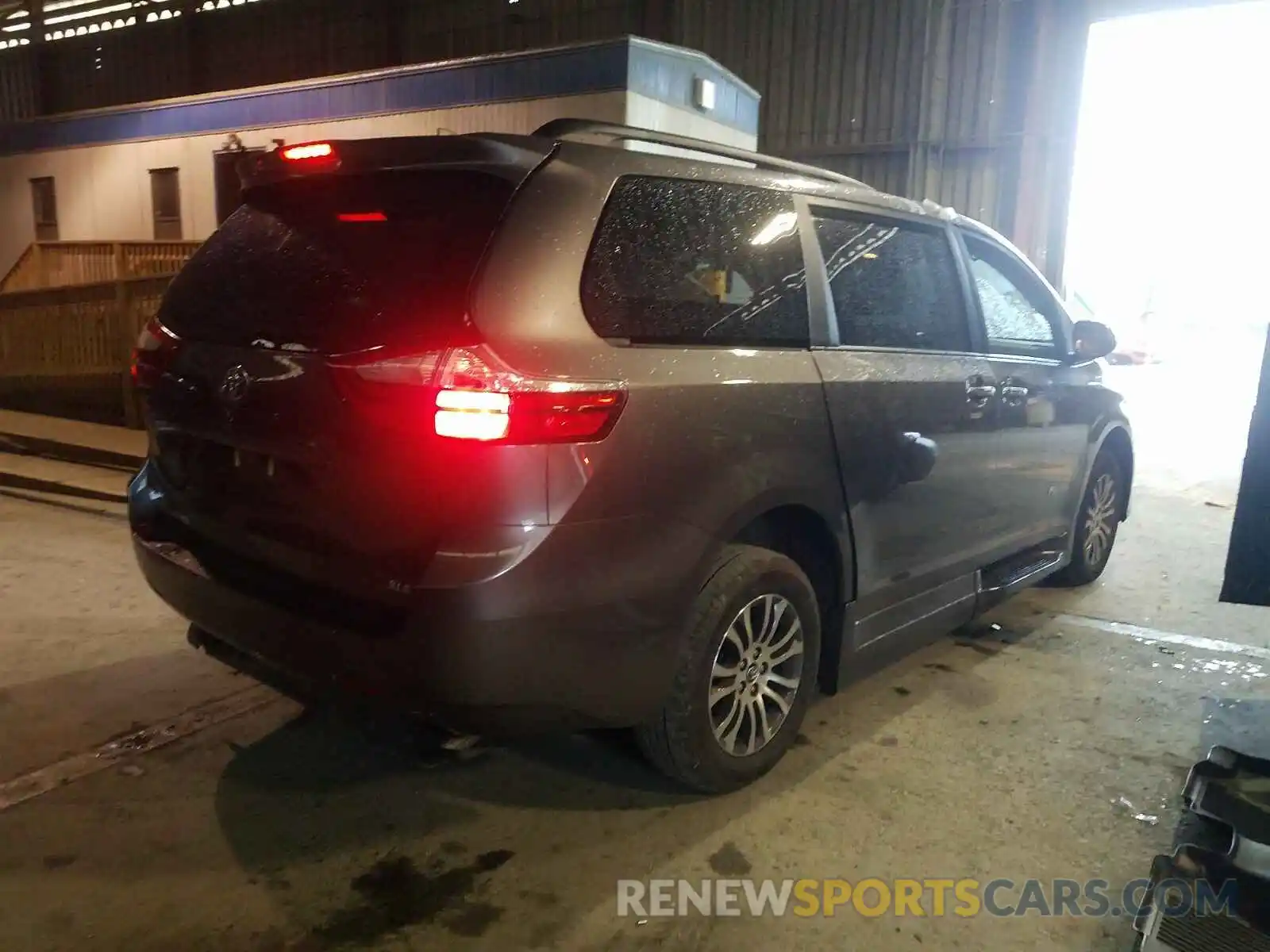 4 Photograph of a damaged car 5TDYZ3DC2KS991541 TOYOTA SIENNA 2019