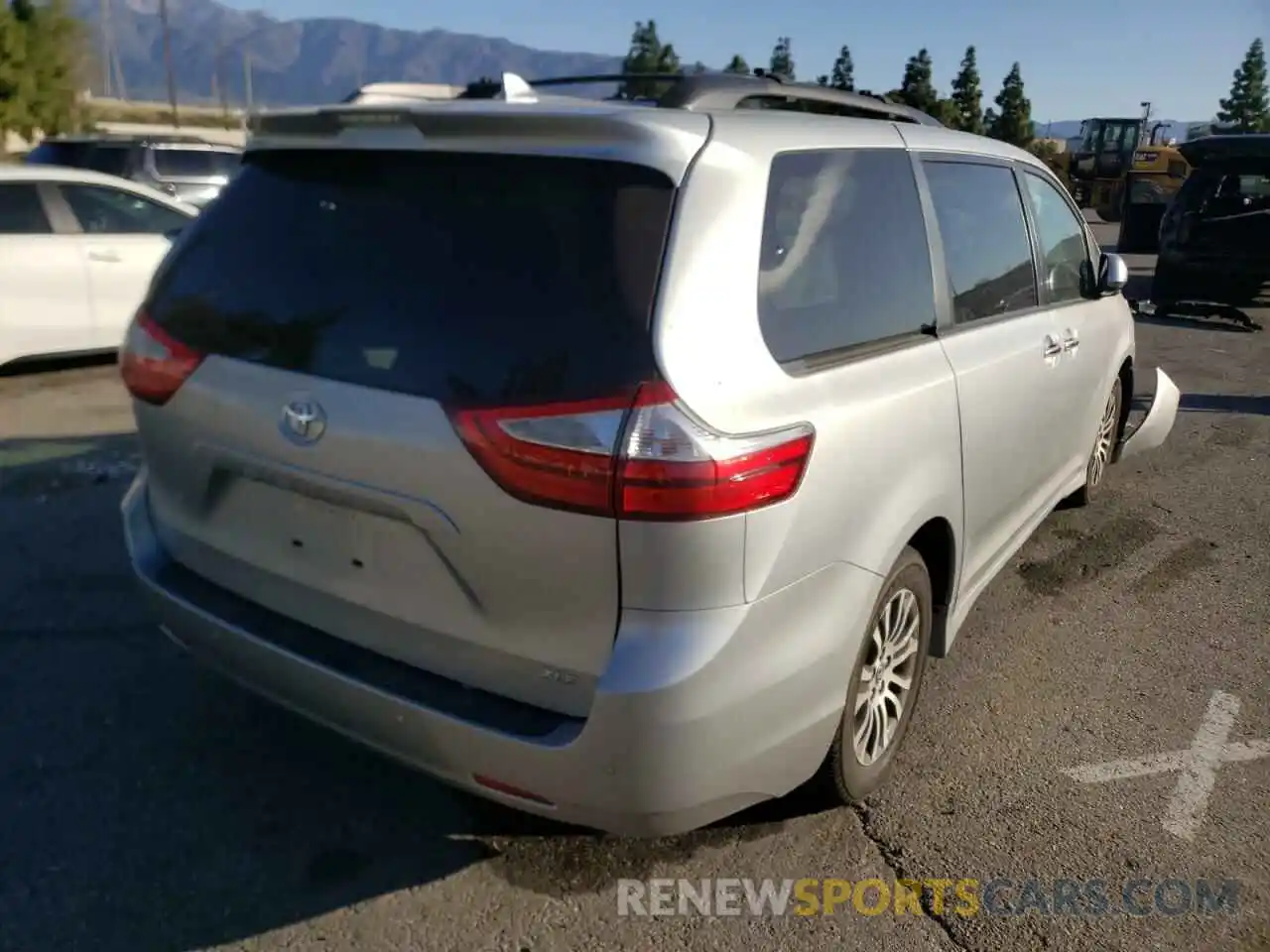 4 Photograph of a damaged car 5TDYZ3DC2KS994987 TOYOTA SIENNA 2019