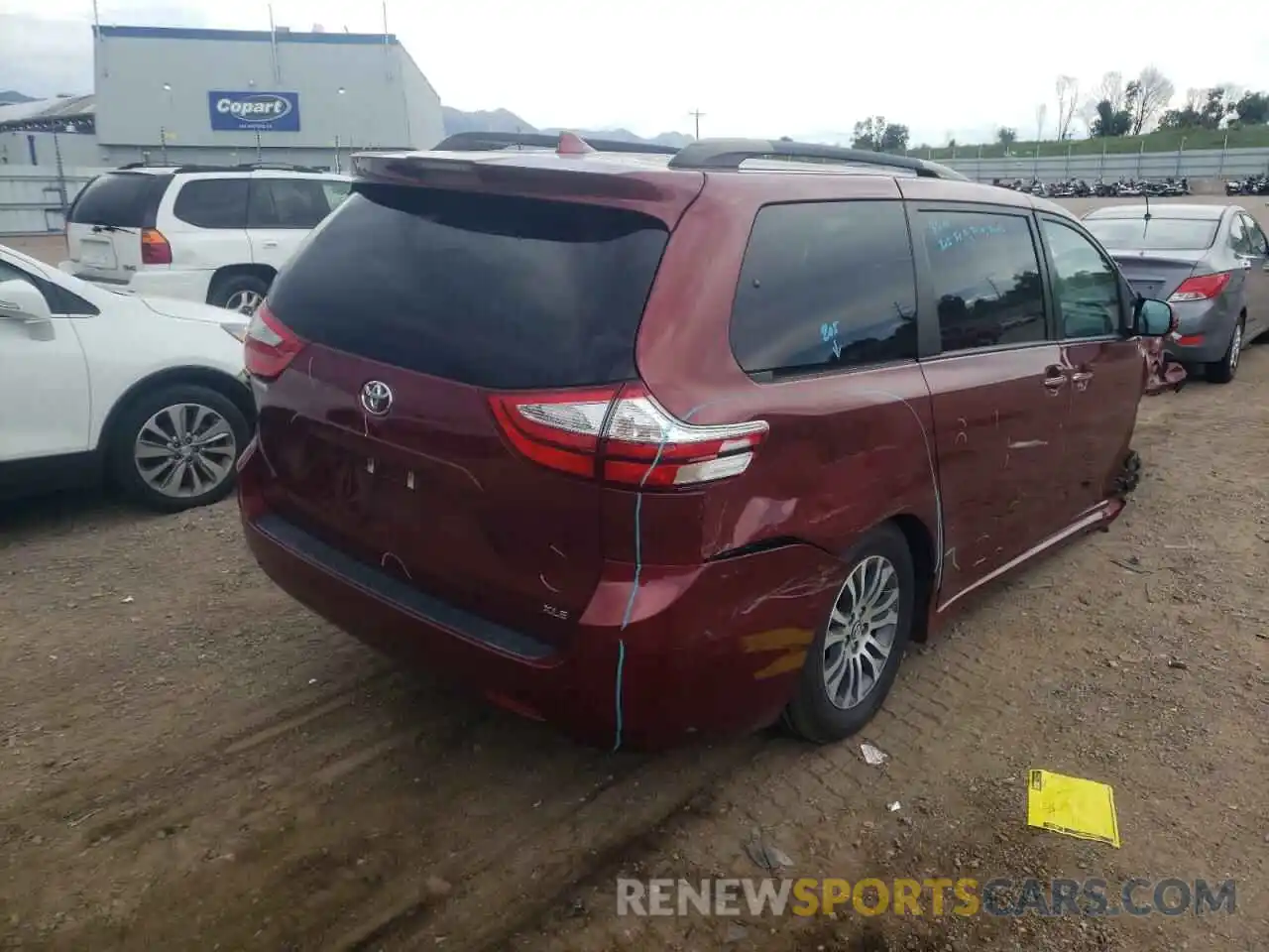 4 Photograph of a damaged car 5TDYZ3DC3KS002470 TOYOTA SIENNA 2019