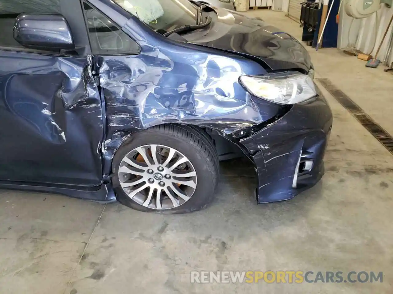 9 Photograph of a damaged car 5TDYZ3DC3KS009032 TOYOTA SIENNA 2019